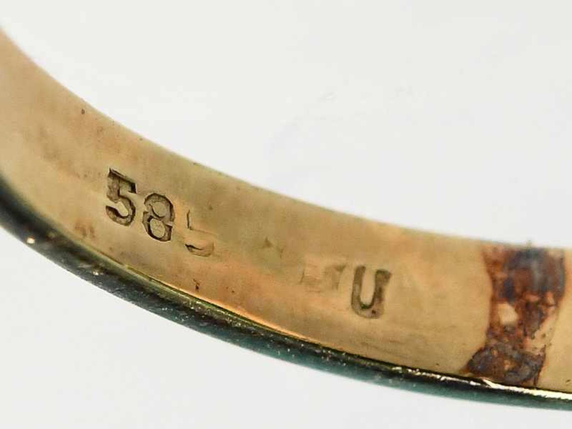 Ring mit grünem Turmalin-Cabochon, Goldschmiedearbeit, Anfang 20. Jh. 585/- Gelbgold. - Bild 5 aus 6