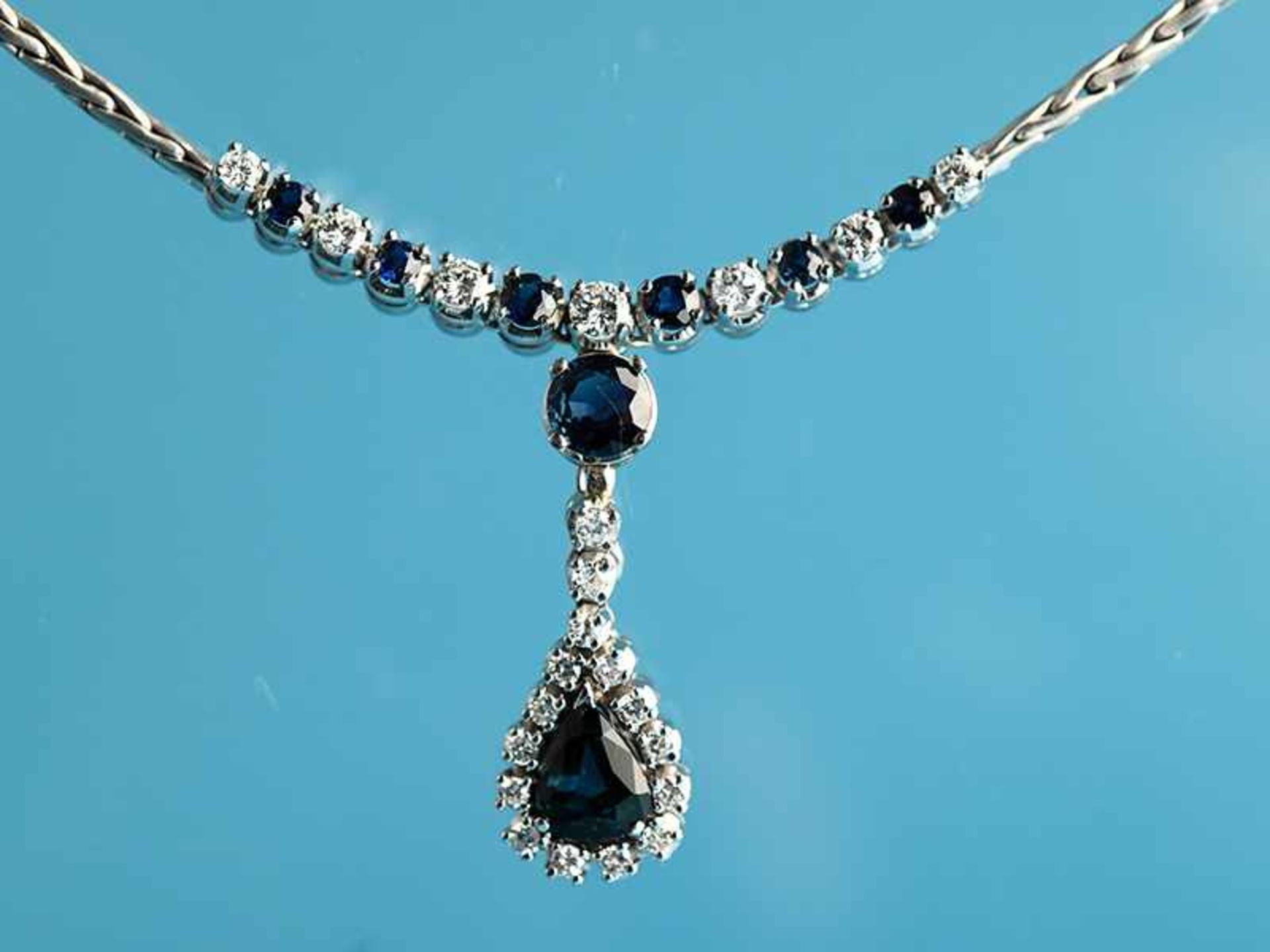 Collier mit Saphiren, zusammen ca. 2,4 ct und Brillanten, zusammen ca. 1 ct, 70- Jahre 750/-