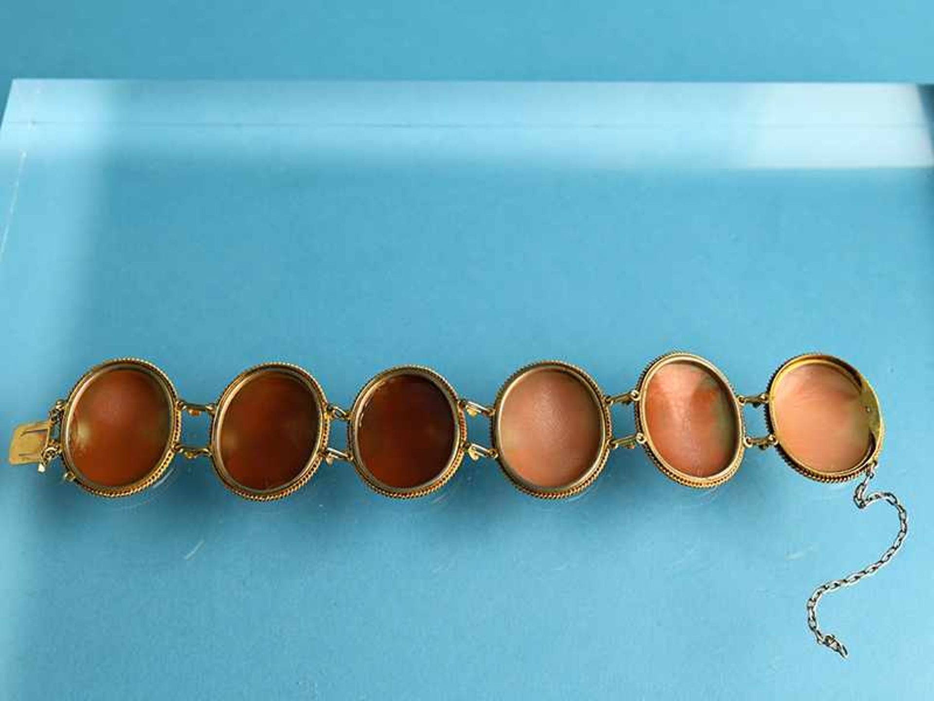 Armband mit 6 Kameen, Anfang 20. Jh. 585/- Gelbgold. Gesamtgewicht ca. 33,4 g. 6 ovale Muschel- - Image 2 of 5