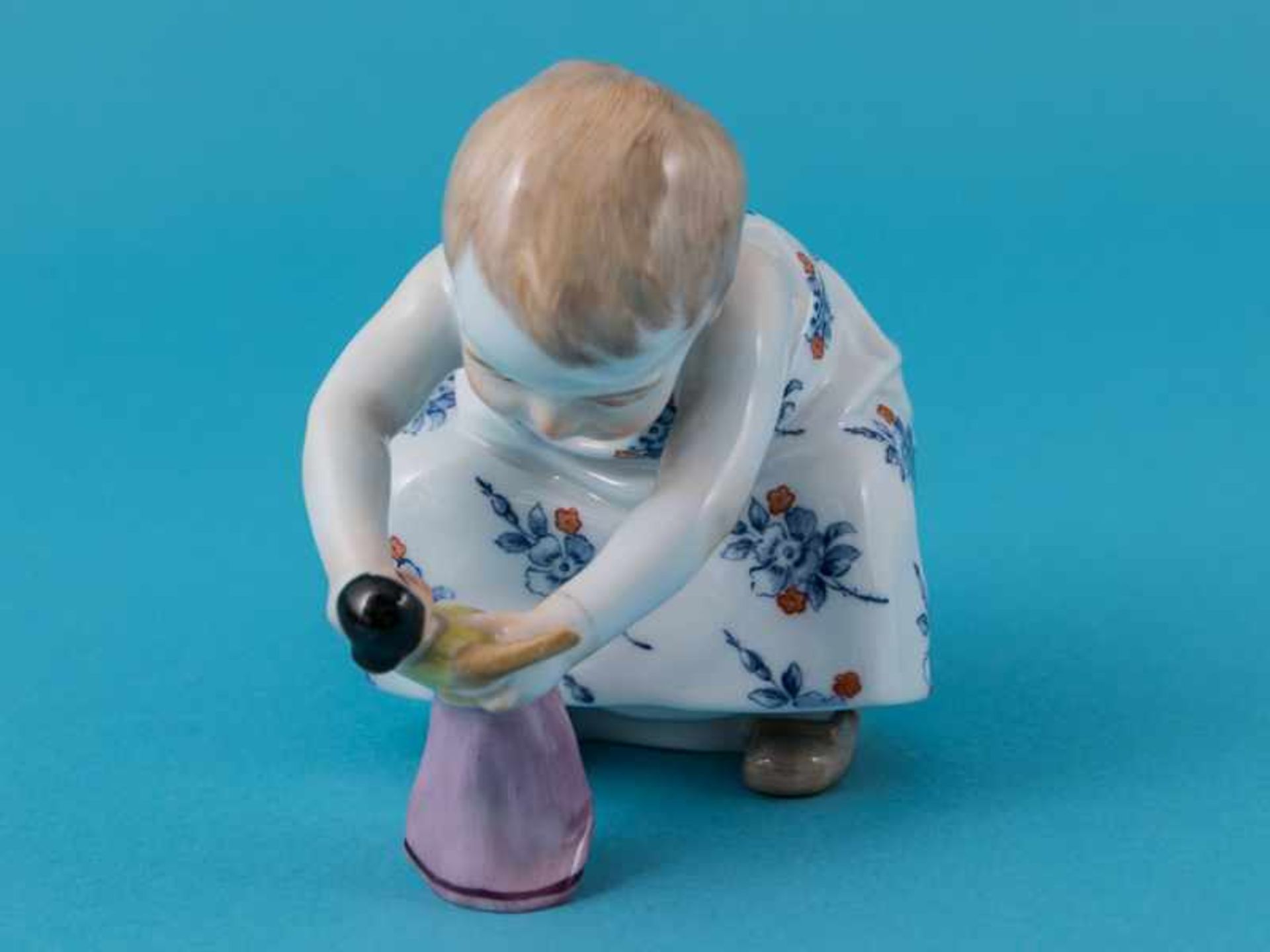 Figur "Mädchen mit Puppe"; Entwurf: Julius Konrad Hentschel (1872 - 1907); Meissen, 1954. - Image 9 of 10