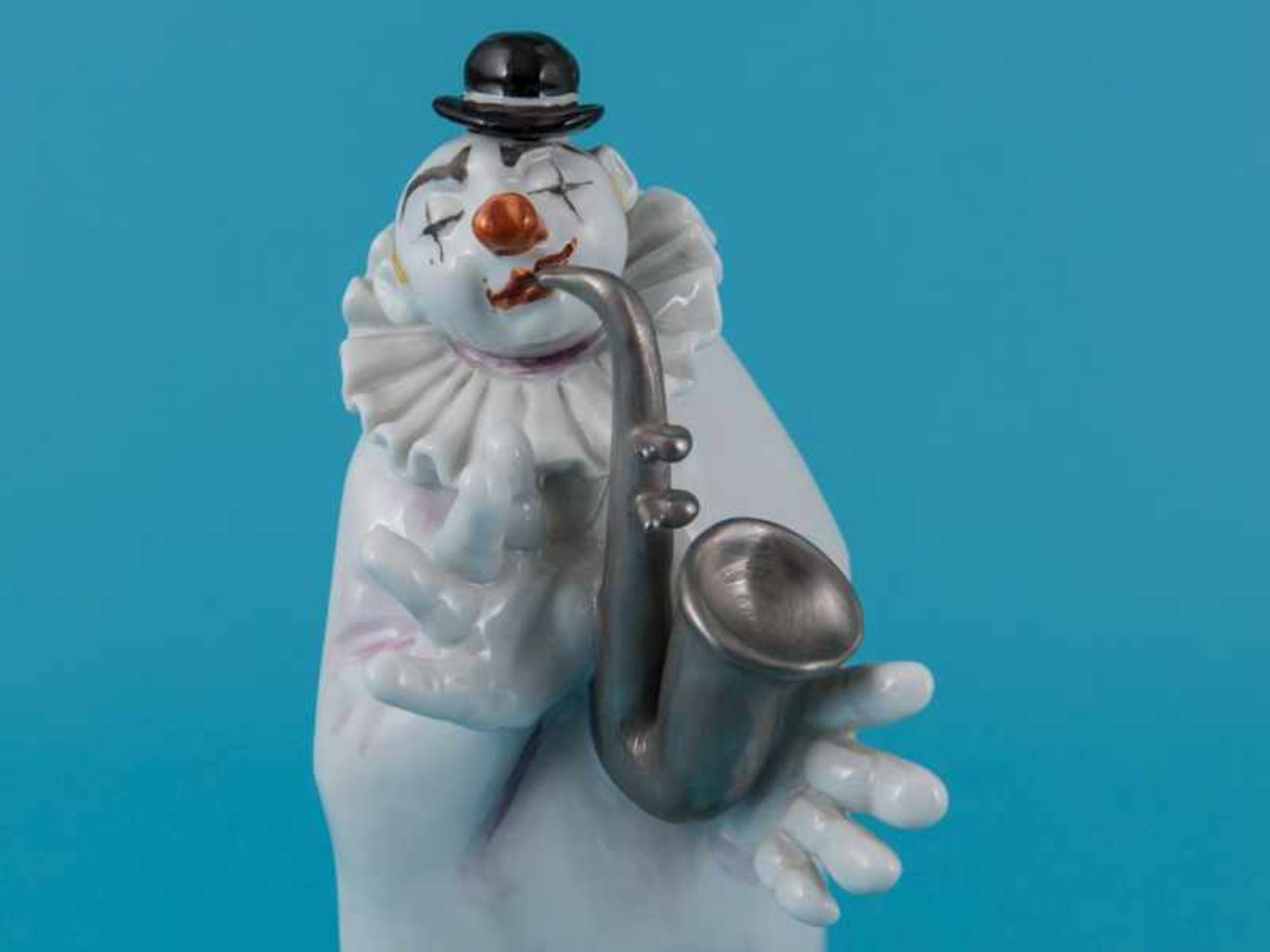 Figur "Clown mit Saxophon und Tuba"; Entwurf: Peter Strang (1936-); Meissen, Ende 20. Jh. - Image 3 of 8