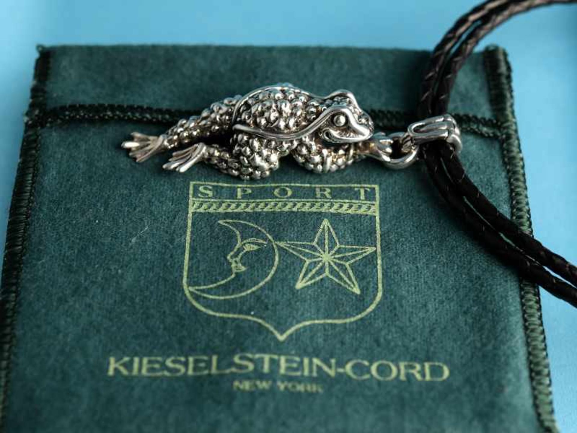 Anhänger "Frosch-Hermann" mit Ledercollier, von Kieselstein-Cord, New York, 1996. 925/- Silber. - Bild 3 aus 7