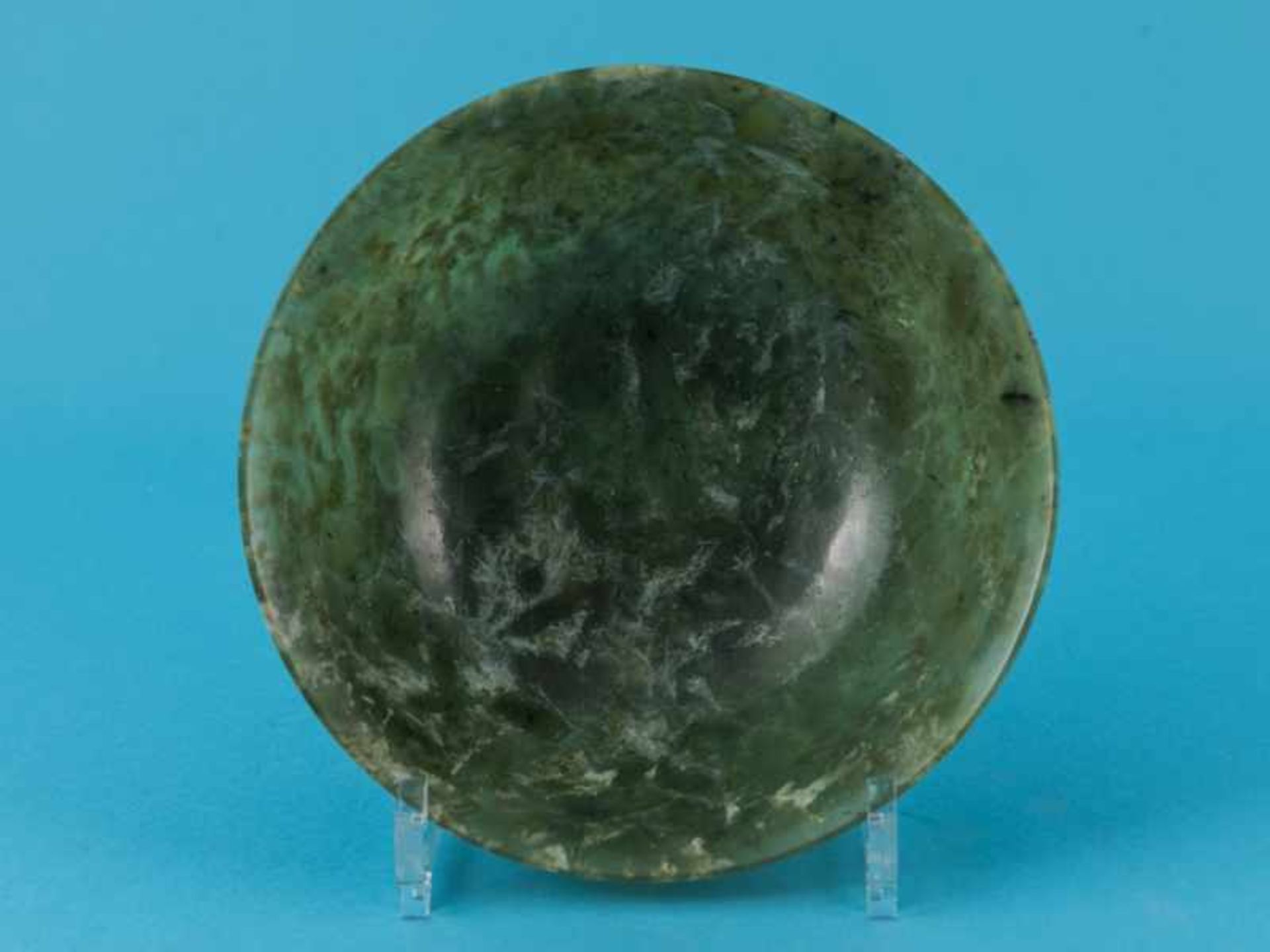 Jade-Rundschale, asiatisch, wohl 18./ 19. Jh. Jade in grün variierter, teils weißlich opak, - Bild 3 aus 7