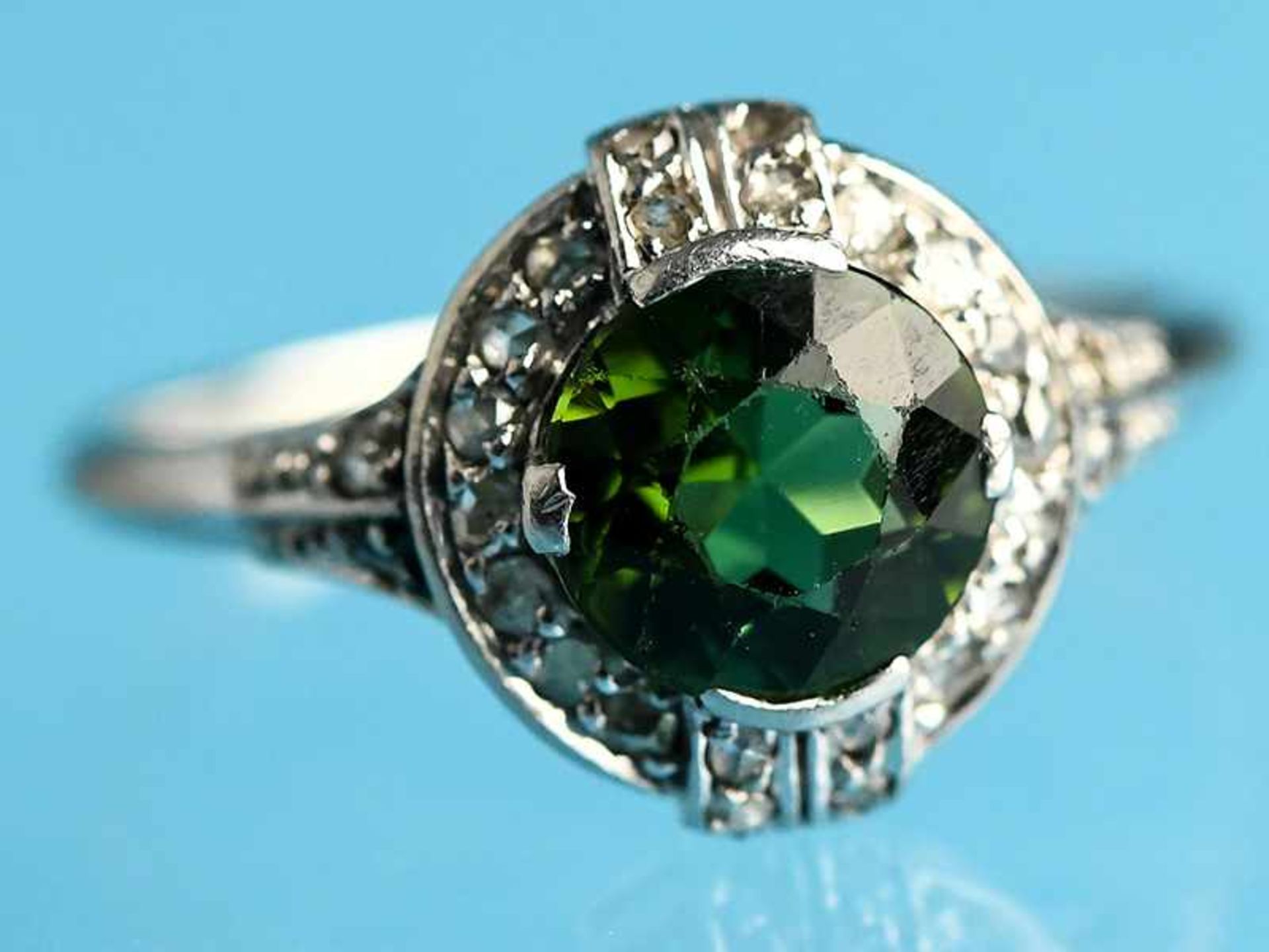 Ring mit grünem Farbstein und kleinen Diamantrosen, Art Déco. 585/- Weißgold. Gesamtgewicht ca. 3,