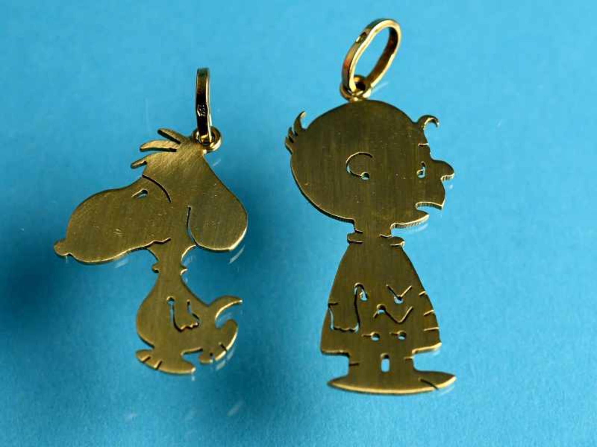 Zwei Anhänger in Form von Snoopy und Charlie Brown, Goldschmiedearbeit, 21. Jh. 750/- Gelbgold. - Bild 4 aus 4