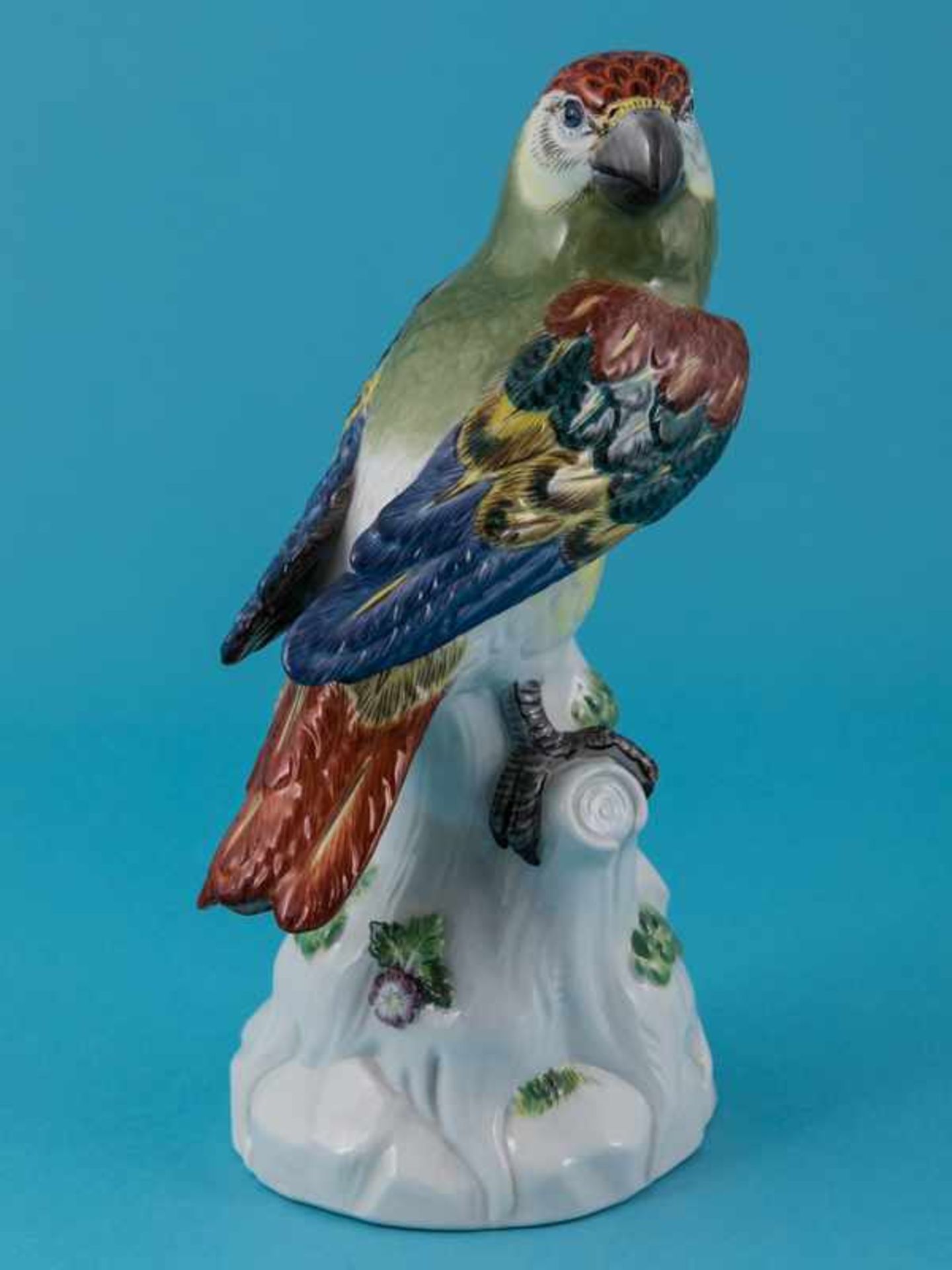 Vogelfigur "Papagei" (Familie Psittacidae); Entw.: Joh. J. Kändler (1706-1775); Meissen, 1981. - Image 3 of 7