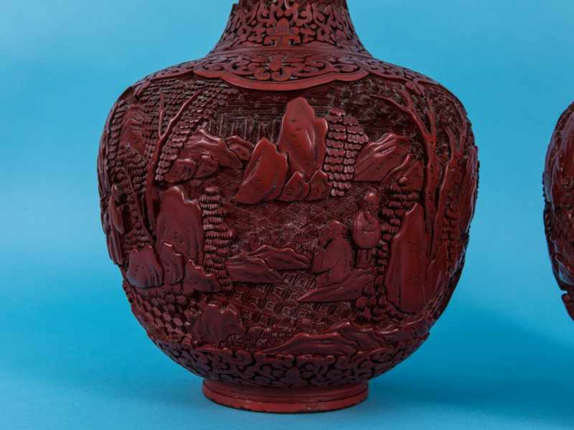 2 große Rotlack-Vasen; China; 1. Hälfte 20. Jh. Chinesische Lackschnitzerei; Vasenkörper mit - Bild 5 aus 12