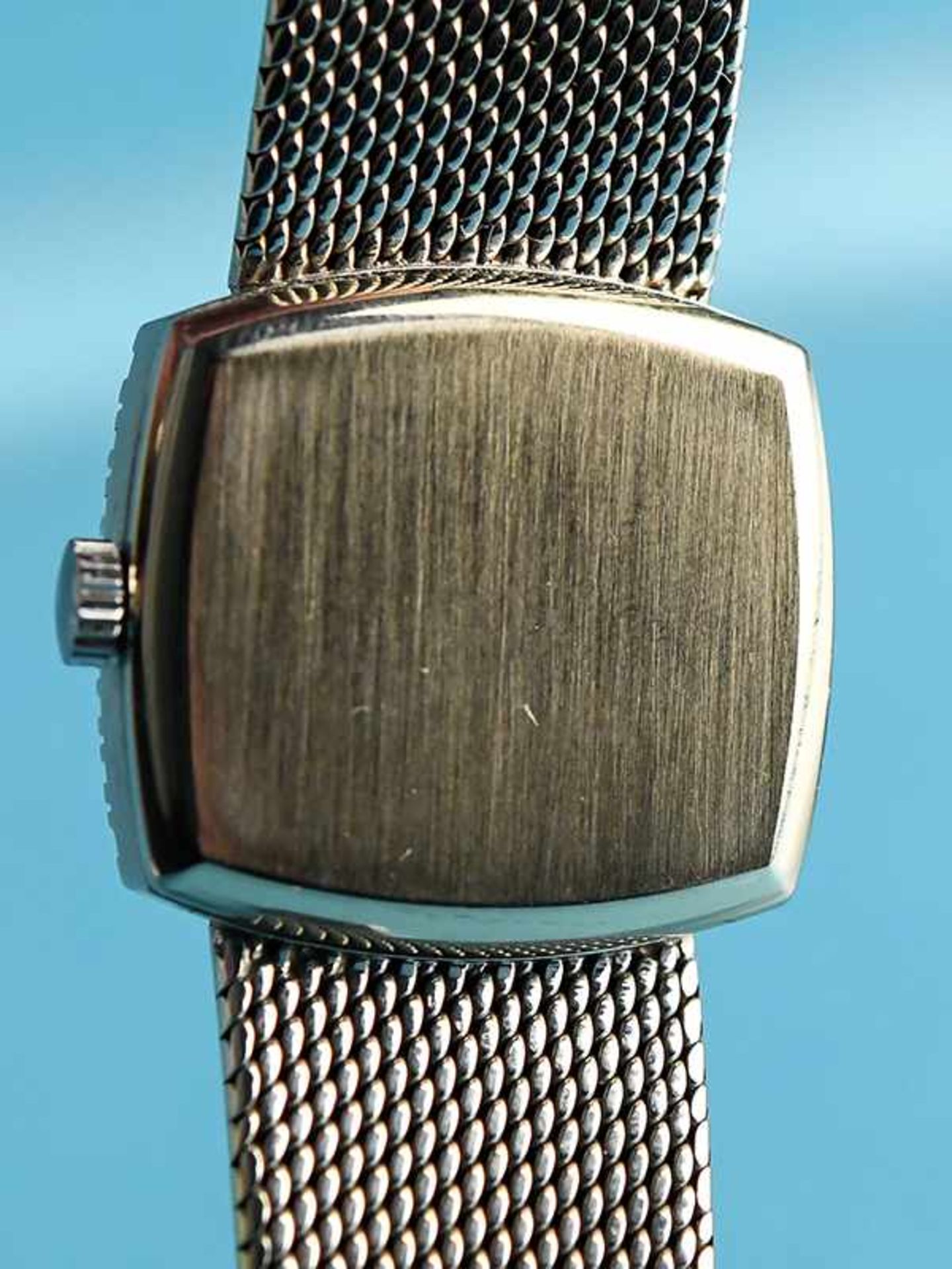 Damenarmbanduhr mit 30 Brillanten, zusammen ca. 0,6 ct, bezeichnet Genève, 80-er Jahre. 750/- - Image 2 of 3