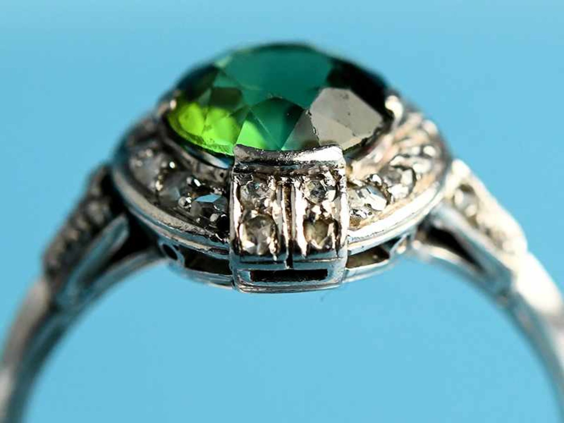 Ring mit grünem Farbstein und kleinen Diamantrosen, Art Déco. 585/- Weißgold. Gesamtgewicht ca. 3, - Bild 3 aus 6