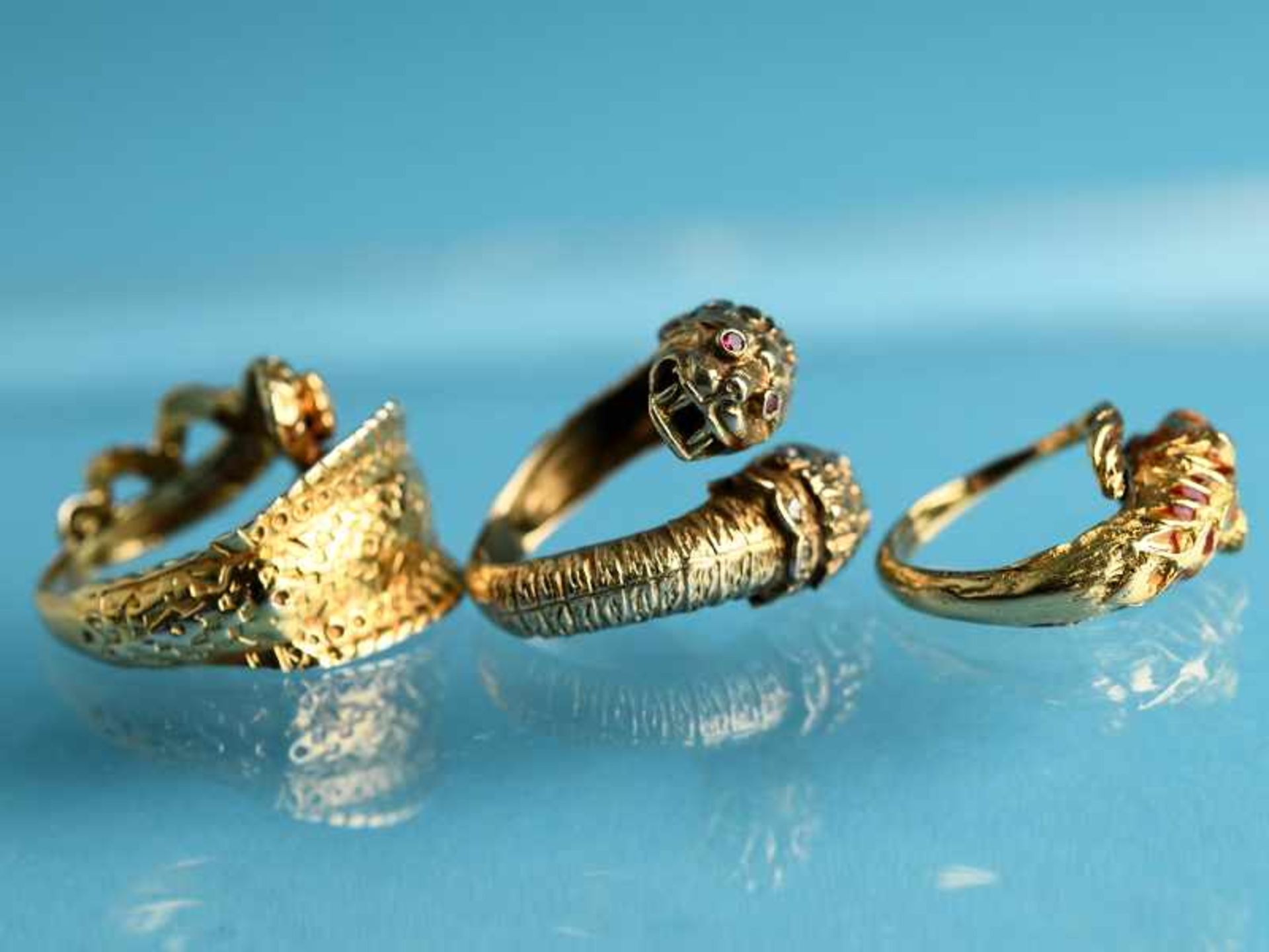 3 verschiedene Ringe in Tierform, 20. Jh. 1.) Silber vergoldet mit farblosen Farbsteinen konturiert. - Image 3 of 10