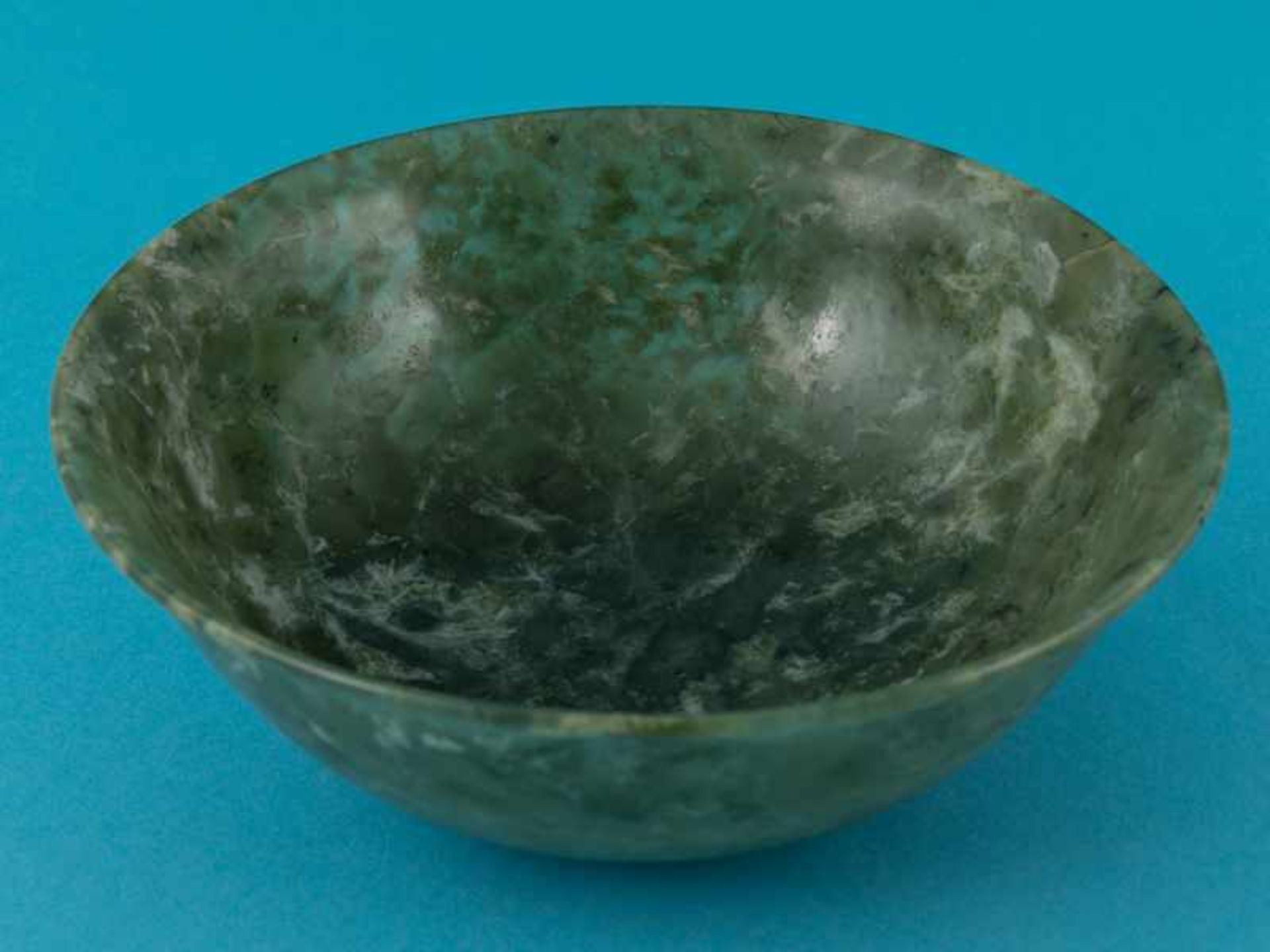 Jade-Rundschale, asiatisch, wohl 18./ 19. Jh. Jade in grün variierter, teils weißlich opak, - Bild 2 aus 7