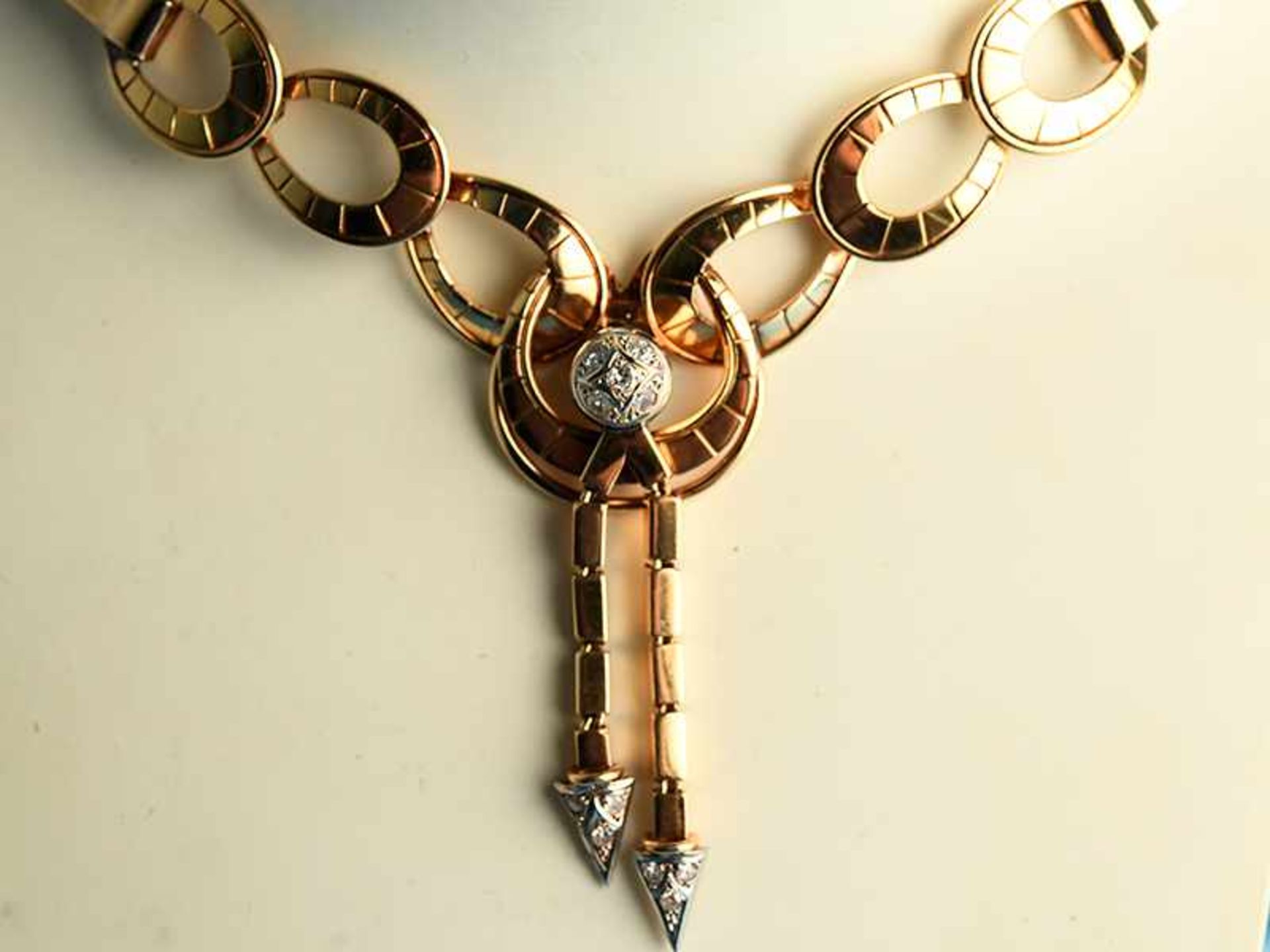 Collier mit 11 kleinen Diamanten, zusammen ca. 0,2 ct, 50-er Jahre. 750/- Roségold. Gesamtgewicht