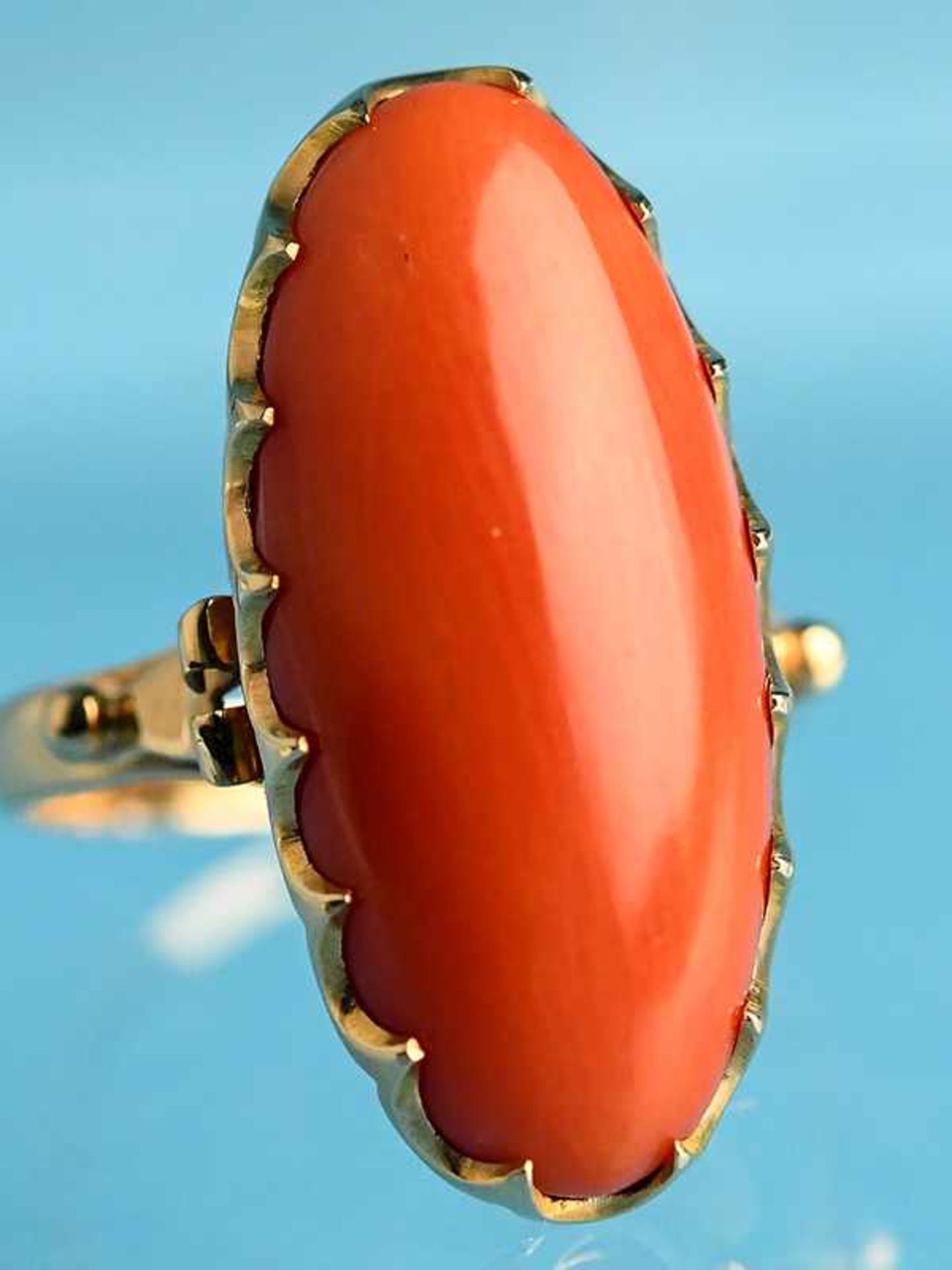 Ring mit Korallen-Cabochon, 70-er Jahre. 750/- Gelbgold. Gesamtgewicht ca. 4,4 g. Länglich, oval