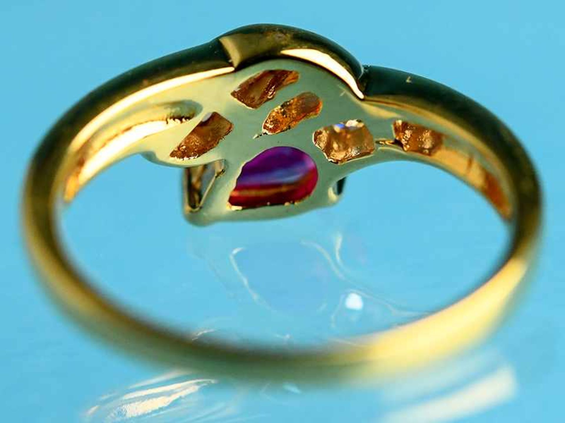 Ring mit rotem und farblosen Farbsteinen, 21. Jh. 750/- Gelbgold. Gesamtgewicht ca. 2,1 g. - Bild 3 aus 3