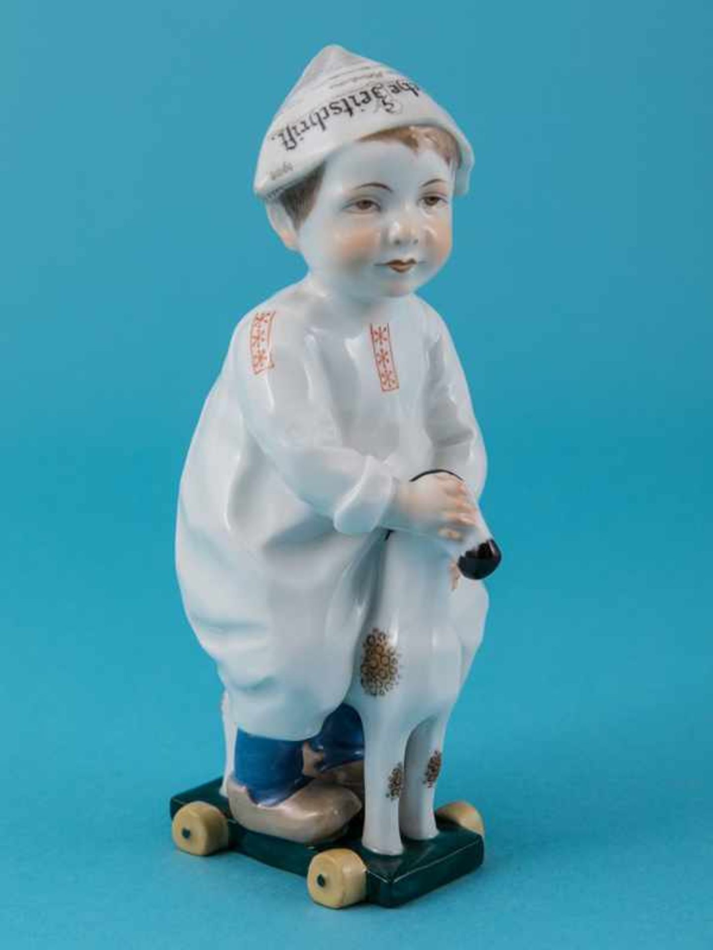 Figur "Kind mit Zeitungsmütze"; Entwurf: Julius Konrad Hentschel (1872 - 1907); Meissen, 1962. - Image 2 of 8