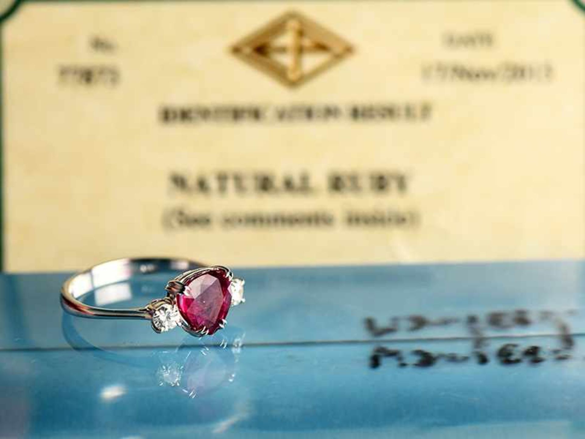 Ring mit natürlichem Rubin 1,705 ct und 2 Brillanten, zusammen ca. 0,16 ct, 21. Jh. 750/- - Bild 4 aus 6