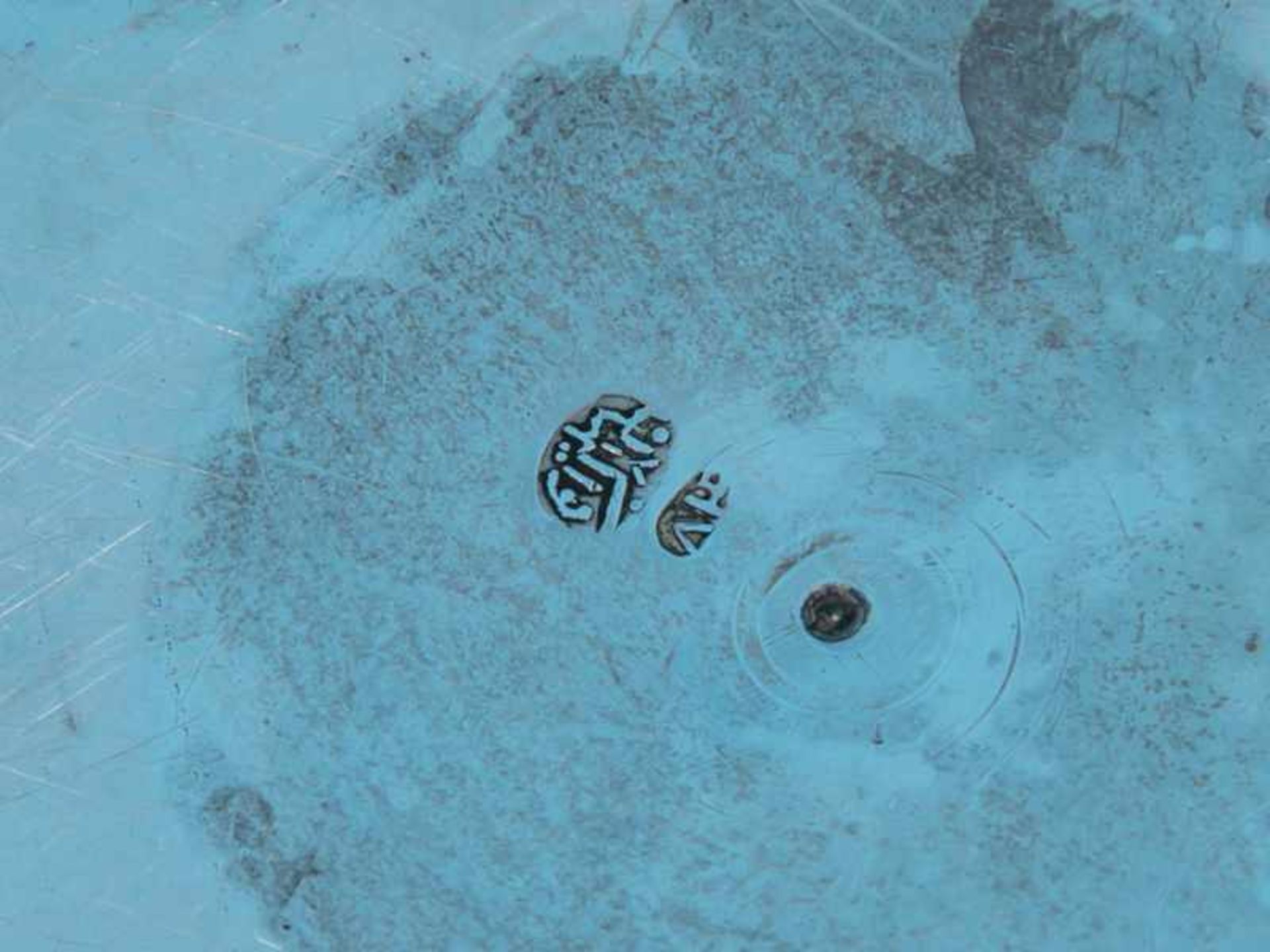 Deckeldose mit reichem Maureskendekor, Persien, Ende 19. Jh./ um 1900. Silber, ca. 428 g; flache - Image 4 of 4