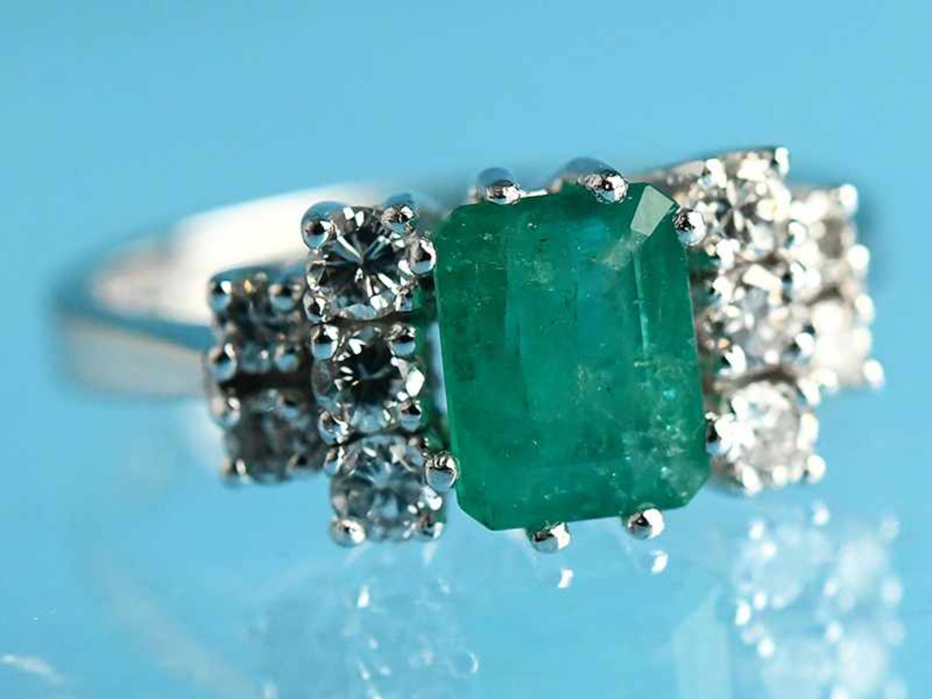 Ring mit Smaragd ca. 0,66 ct und 10 Brillanten, zusammen ca. 0,5 ct, 90-er Jahre. 585/- Weißgold.