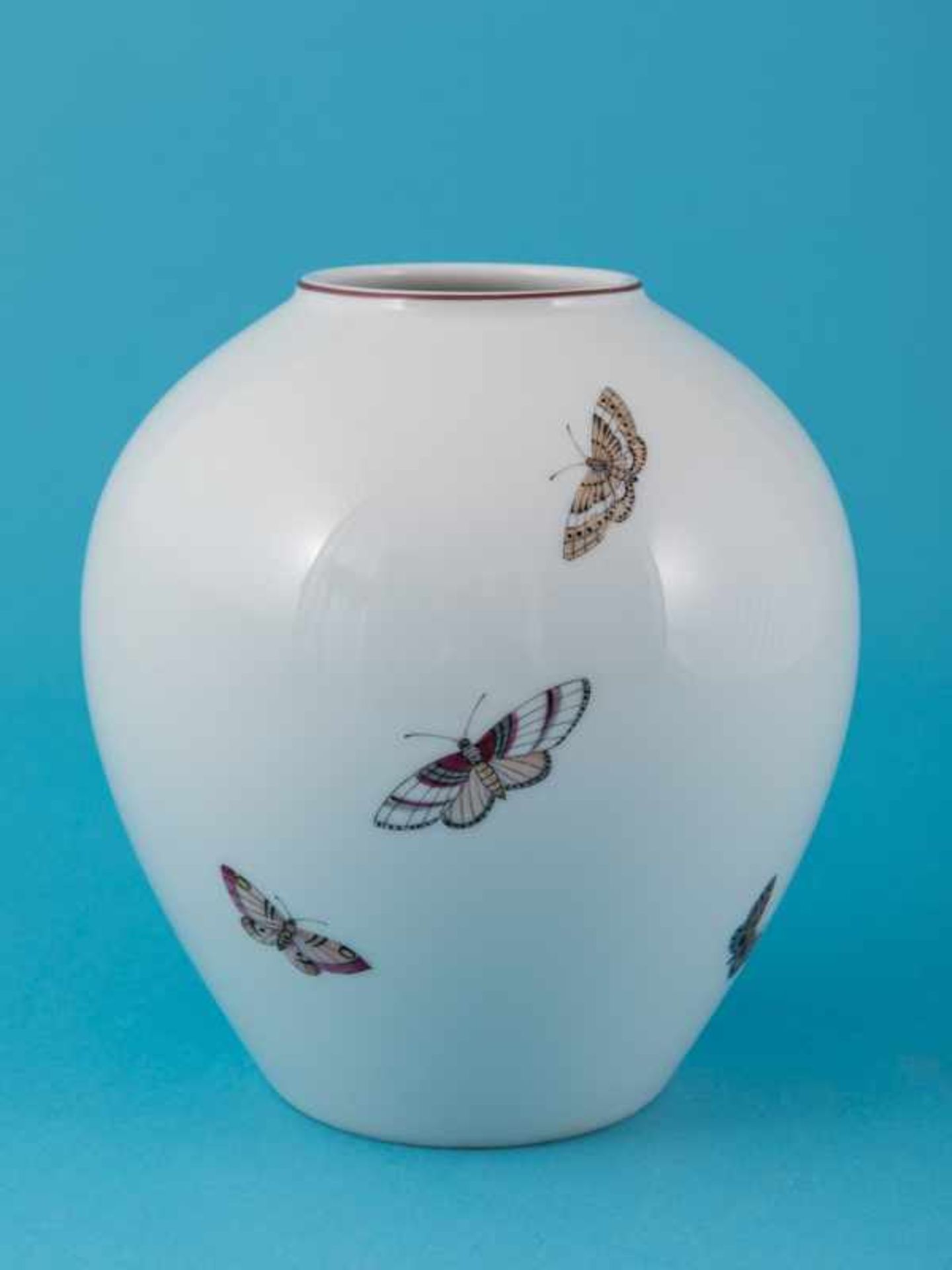 Ei-Form Vase, Entwurf: Form Siegmund Schütz (1906-1998), Dekor Schmetterlinge, KPM Berlin, Mitte 20.