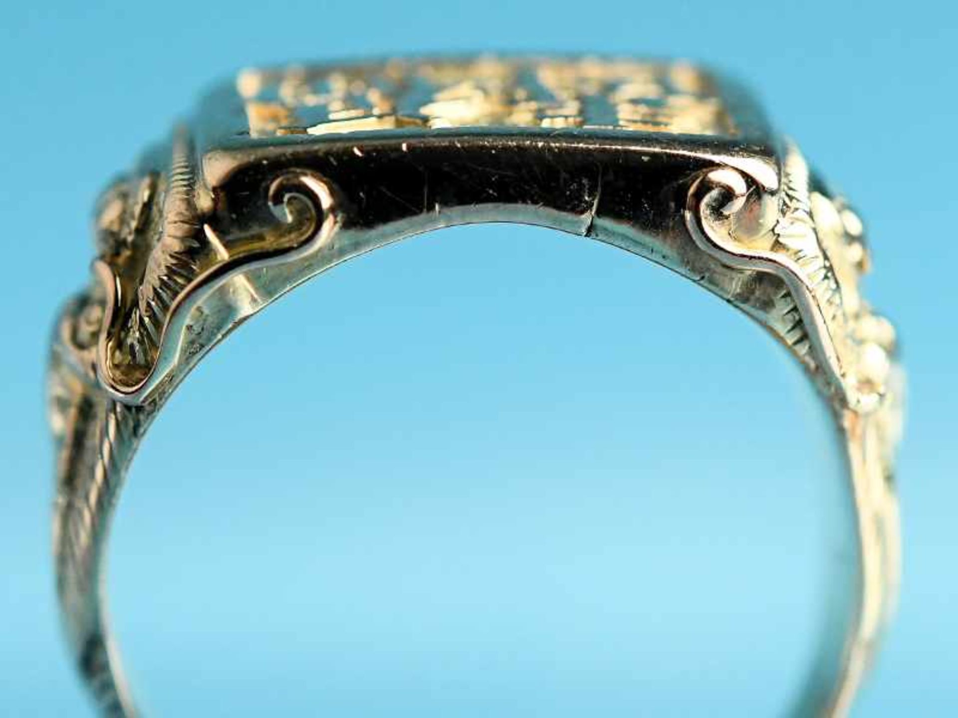 Ring mit asiatischen Motiven, Asien, 21. Jh. 585/- Gelbgold. Gesamtgewicht ca. 7 g. Rechteckiges - Image 4 of 6