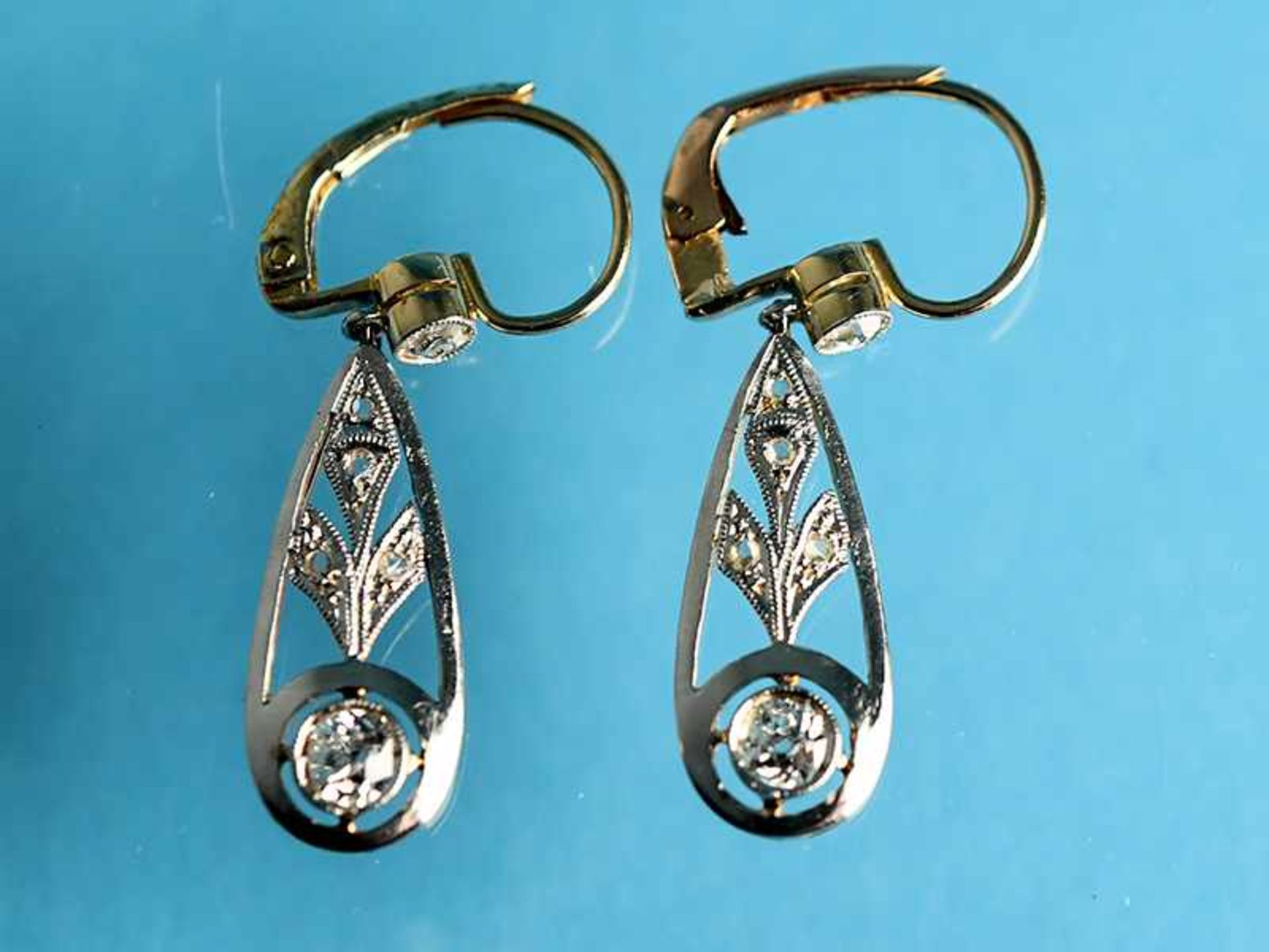 Paar Ohrgehänge mit Altschliff-Diamanten, zusammen ca. 0,4 ct, Art Déco. 585/- Gelb- und Weißgold.