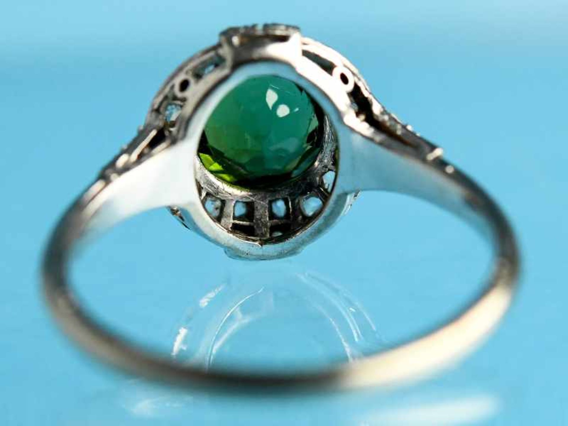 Ring mit grünem Farbstein und kleinen Diamantrosen, Art Déco. 585/- Weißgold. Gesamtgewicht ca. 3, - Bild 5 aus 6
