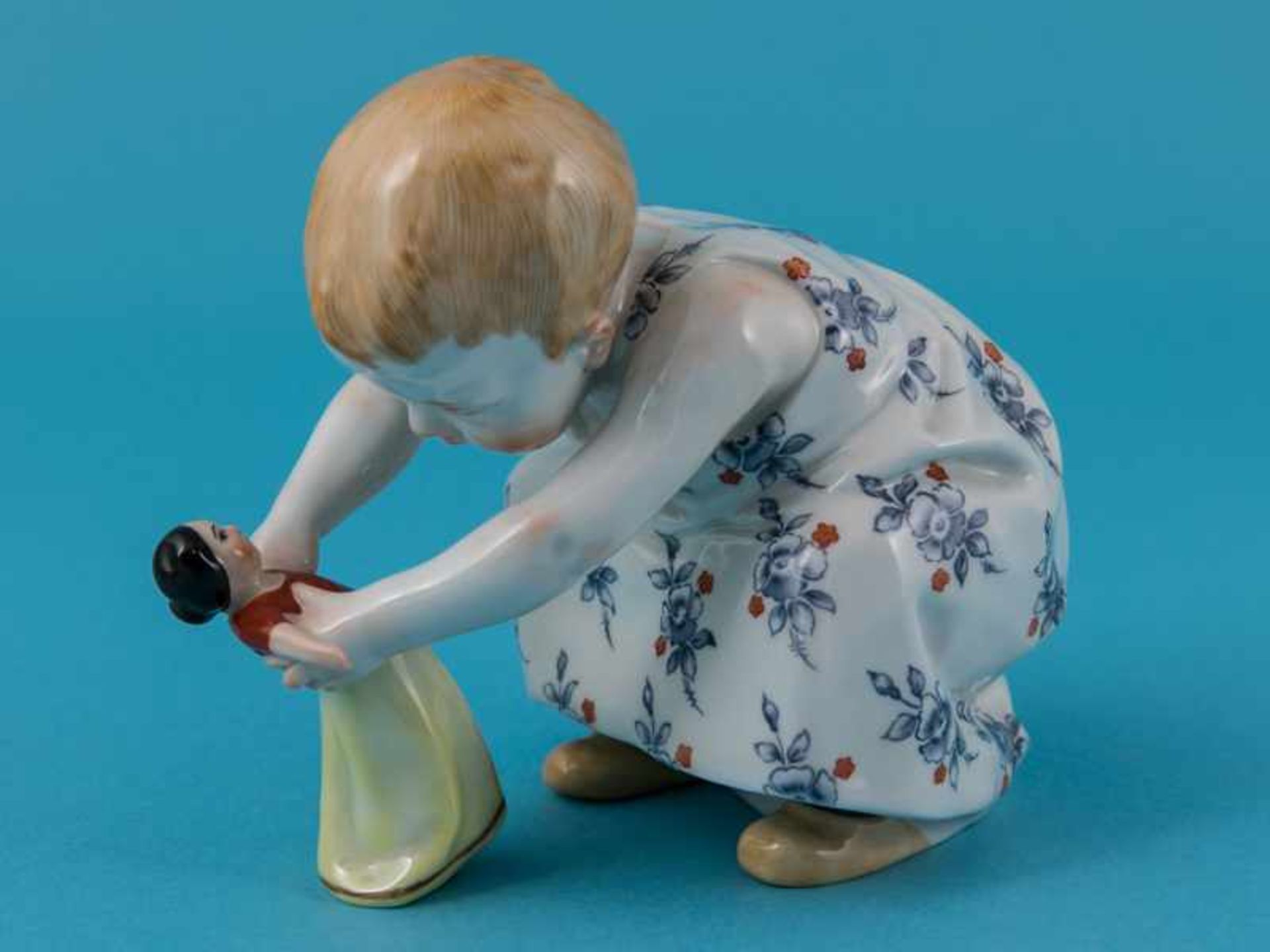 Figur "Mädchen mit Puppe"; Entwurf: Julius Konrad Hentschel (1872 - 1907); Meissen, 1986. - Image 2 of 9