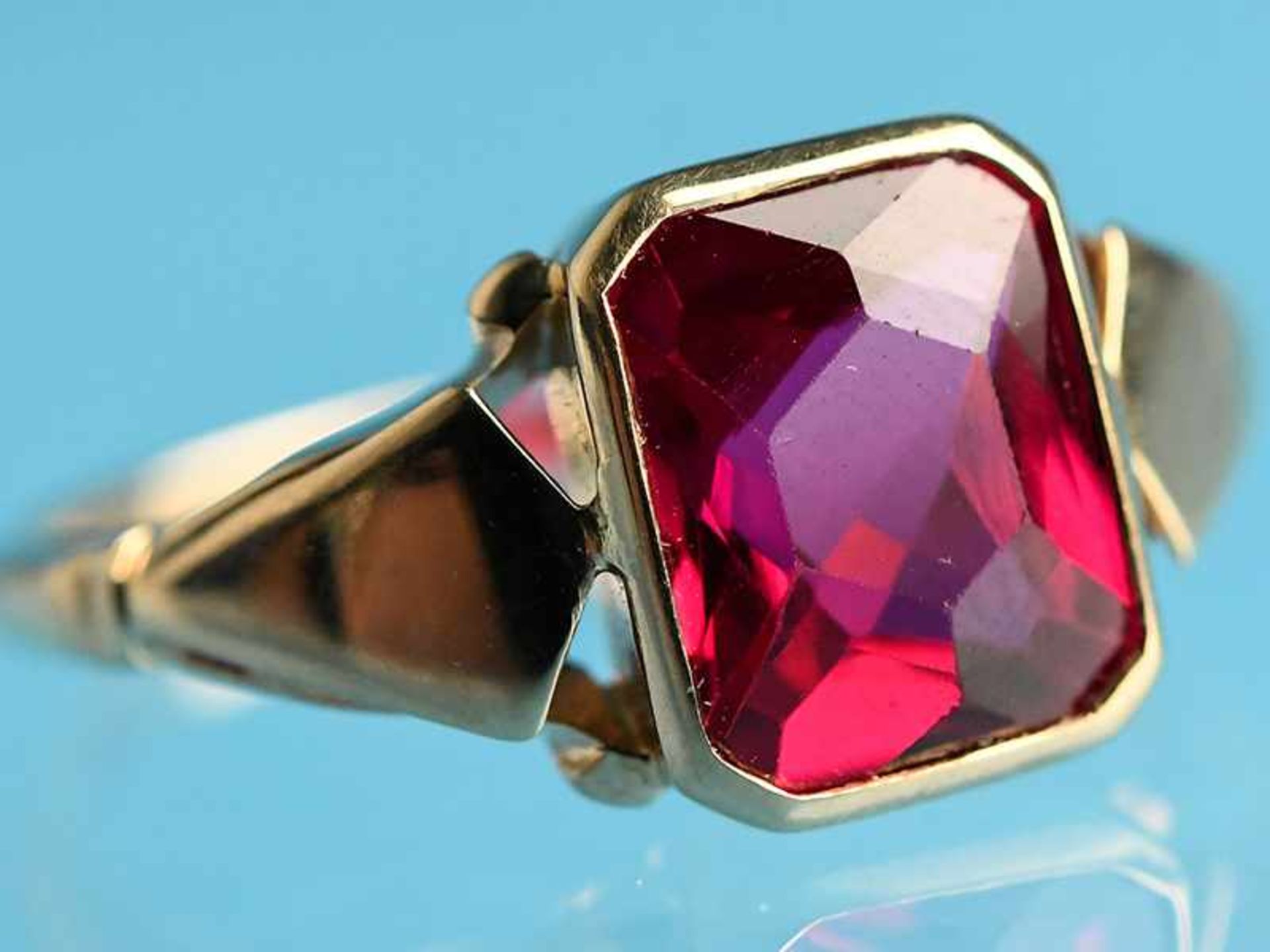 Ring mit synthetischem Rubin, 20. Jh. 9 ct Roségold. Gesamtgewicht ca. 3,9 g. Rechteckig