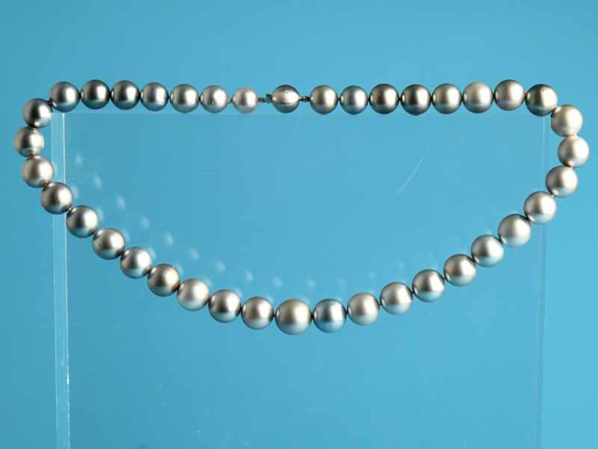 Tahiti-Perlenkette, 20. Jh. Verschiedene, hellgraue Farbnuancen mit silbernem Lüster. Leichter - Bild 3 aus 3
