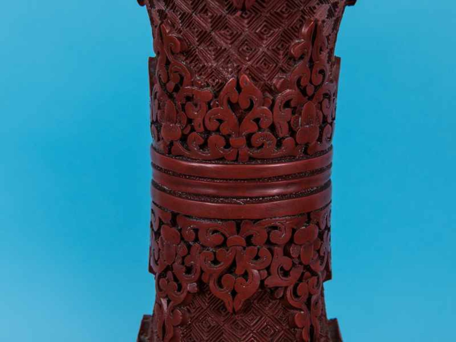 2 große Rotlack-Vasen; China; 1. Hälfte 20. Jh. Chinesische Lackschnitzerei; Vasenkörper mit - Bild 10 aus 12