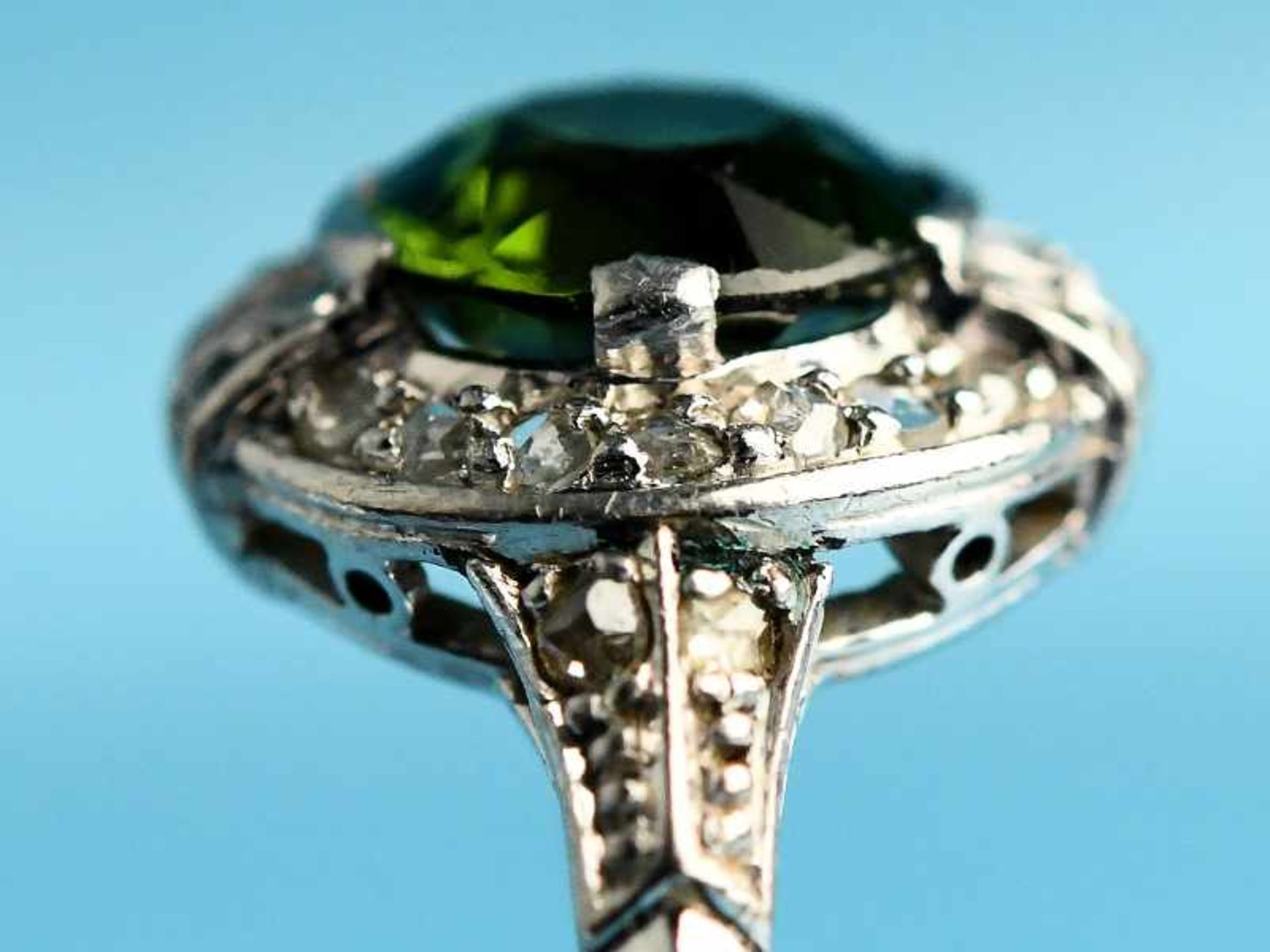 Ring mit grünem Farbstein und kleinen Diamantrosen, Art Déco. 585/- Weißgold. Gesamtgewicht ca. 3, - Bild 6 aus 6