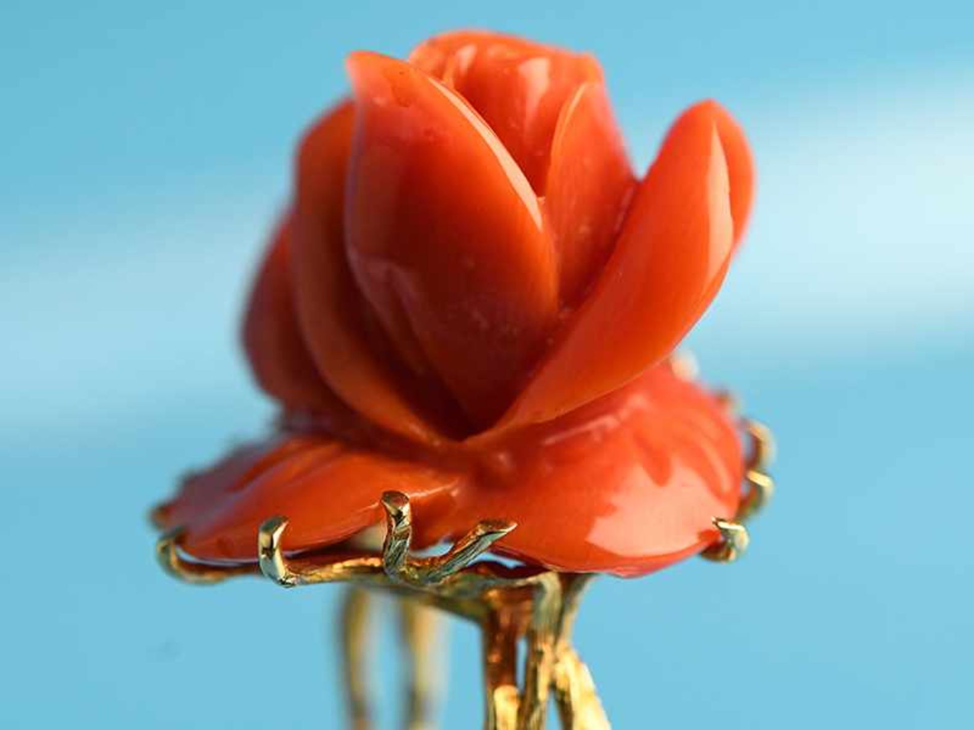 Ring mit geschnittener Korallen-Rosenblüte, 90-er Jahre. 585/- Gelbgold. Gesamtgewicht 16,2 g. Hohe, - Image 3 of 5