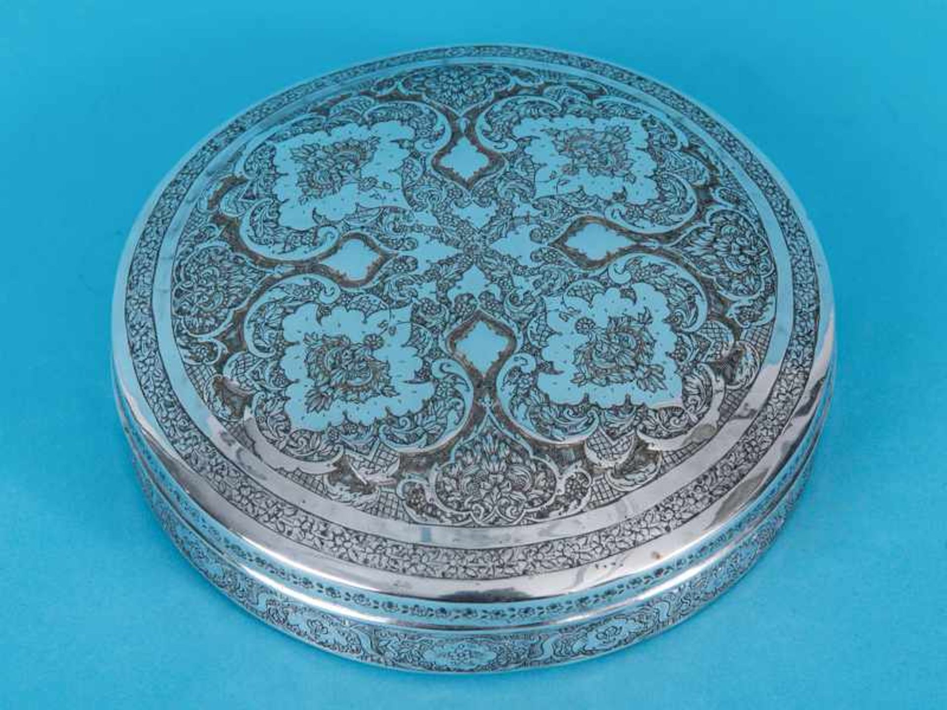 Deckeldose mit reichem Maureskendekor, Persien, Ende 19. Jh./ um 1900. Silber, ca. 428 g; flache