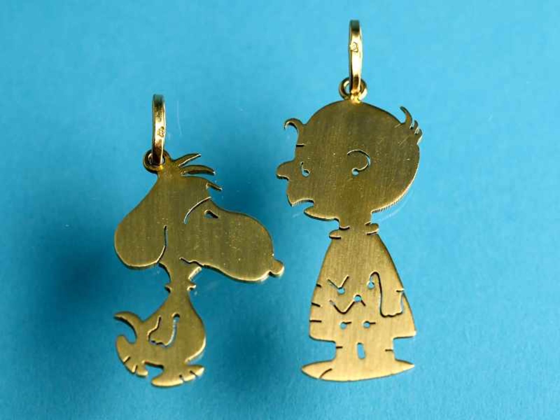 Zwei Anhänger in Form von Snoopy und Charlie Brown, Goldschmiedearbeit, 21. Jh. 750/- Gelbgold.
