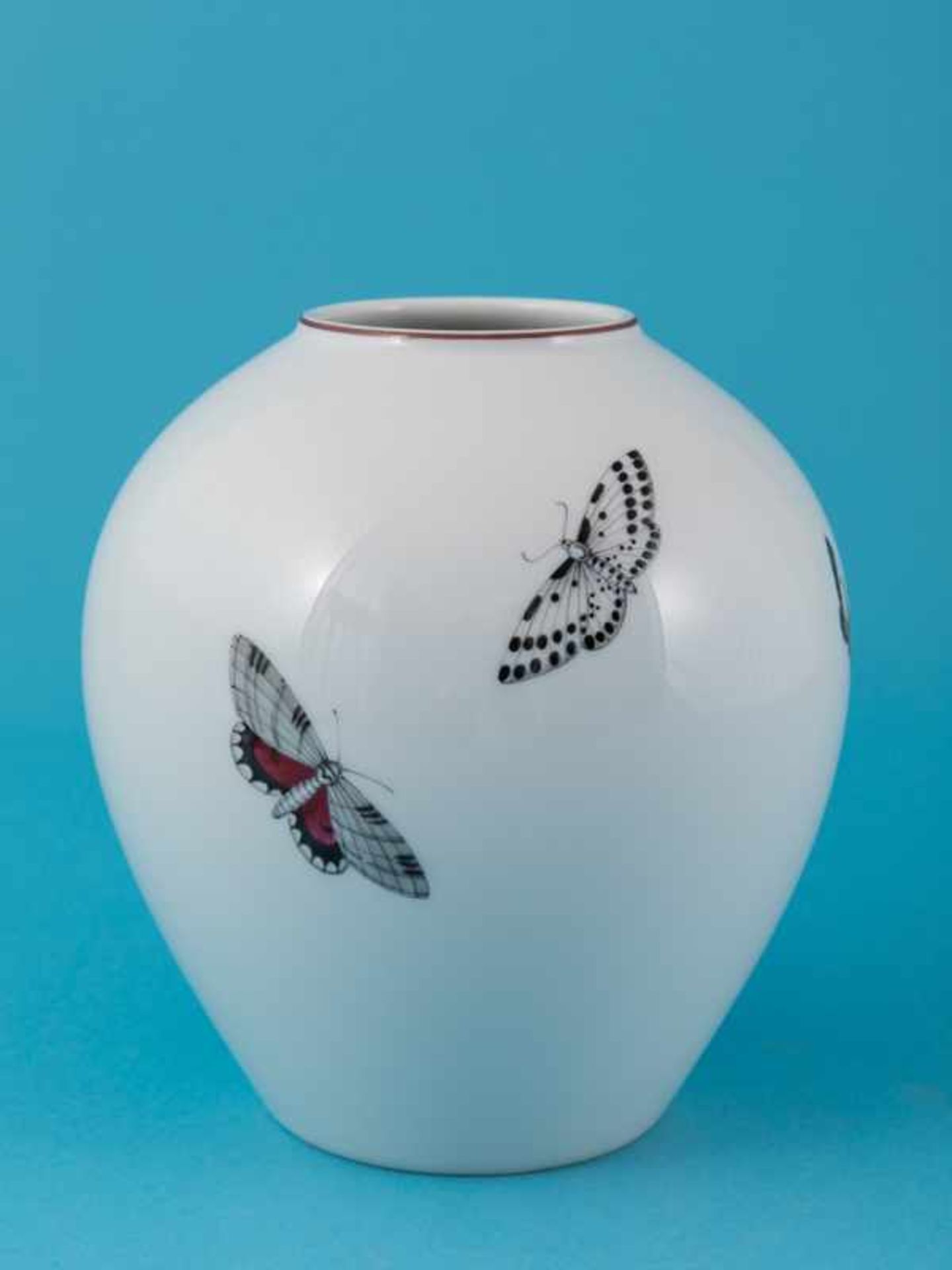 Ei-Form Vase, Entwurf: Form Siegmund Schütz (1906-1998), Dekor Schmetterlinge, KPM Berlin, Mitte 20. - Image 2 of 6