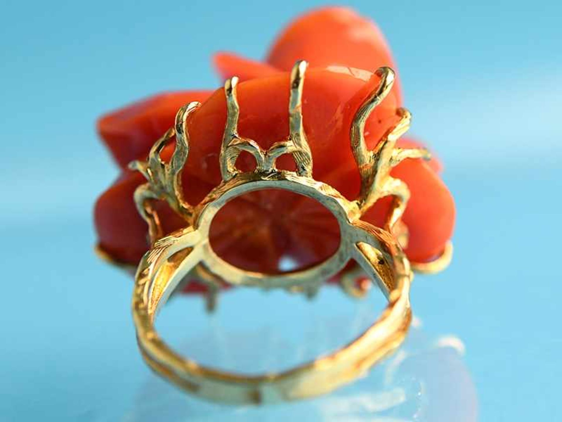 Ring mit geschnittener Korallen-Rosenblüte, 90-er Jahre. 585/- Gelbgold. Gesamtgewicht 16,2 g. Hohe, - Bild 5 aus 5