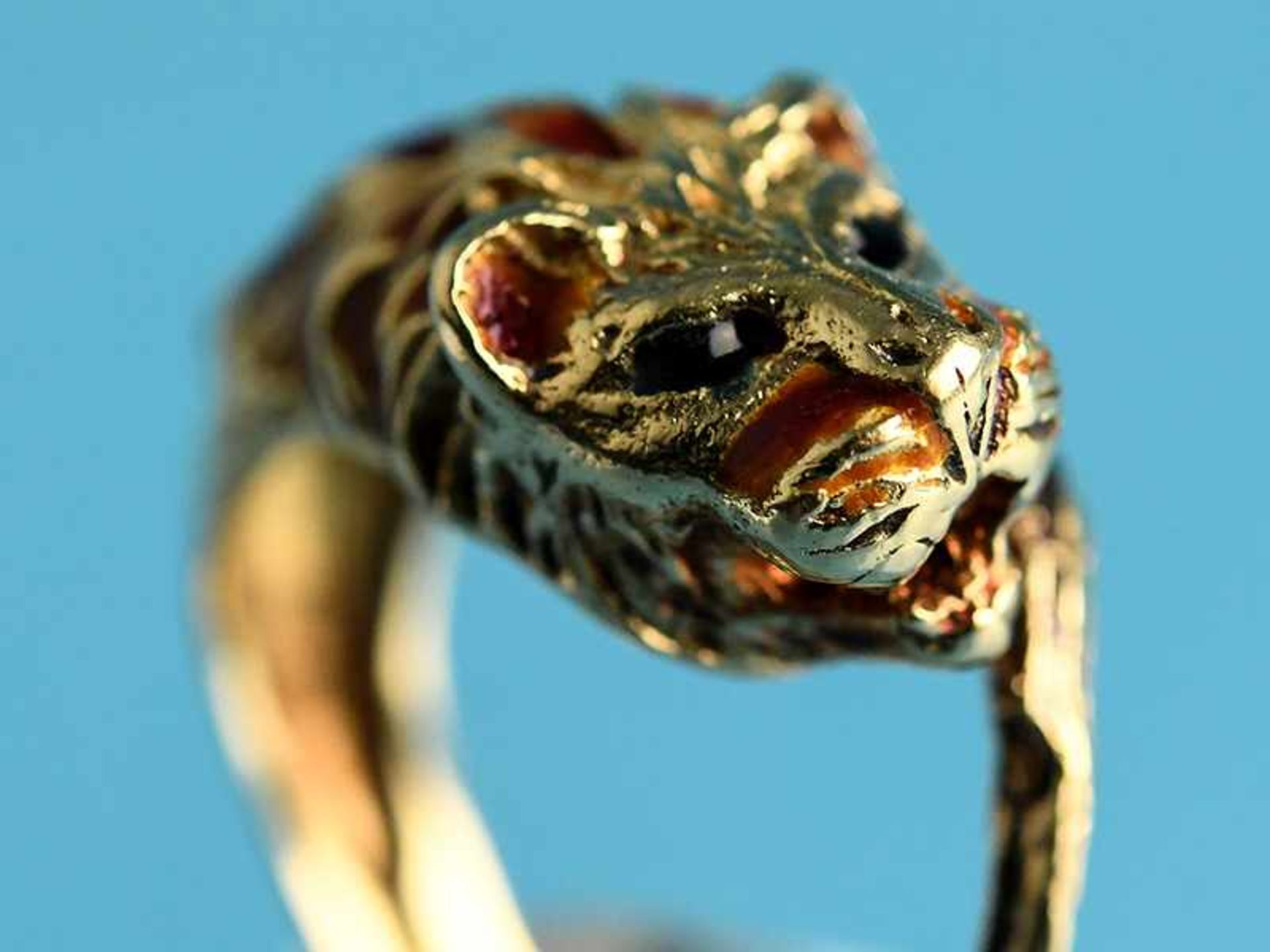 3 verschiedene Ringe in Tierform, 20. Jh. 1.) Silber vergoldet mit farblosen Farbsteinen konturiert. - Image 9 of 10