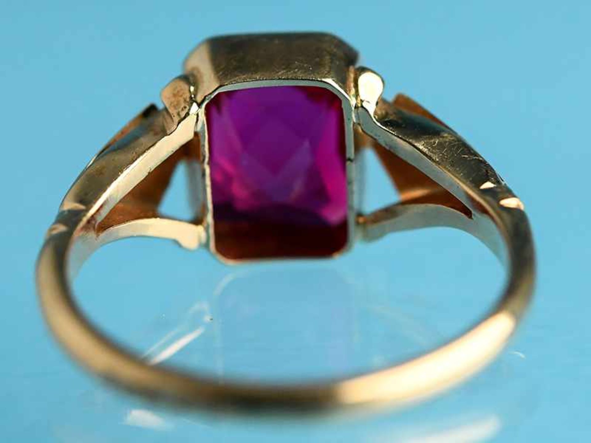 Ring mit synthetischem Rubin, 20. Jh. 9 ct Roségold. Gesamtgewicht ca. 3,9 g. Rechteckig - Image 5 of 5