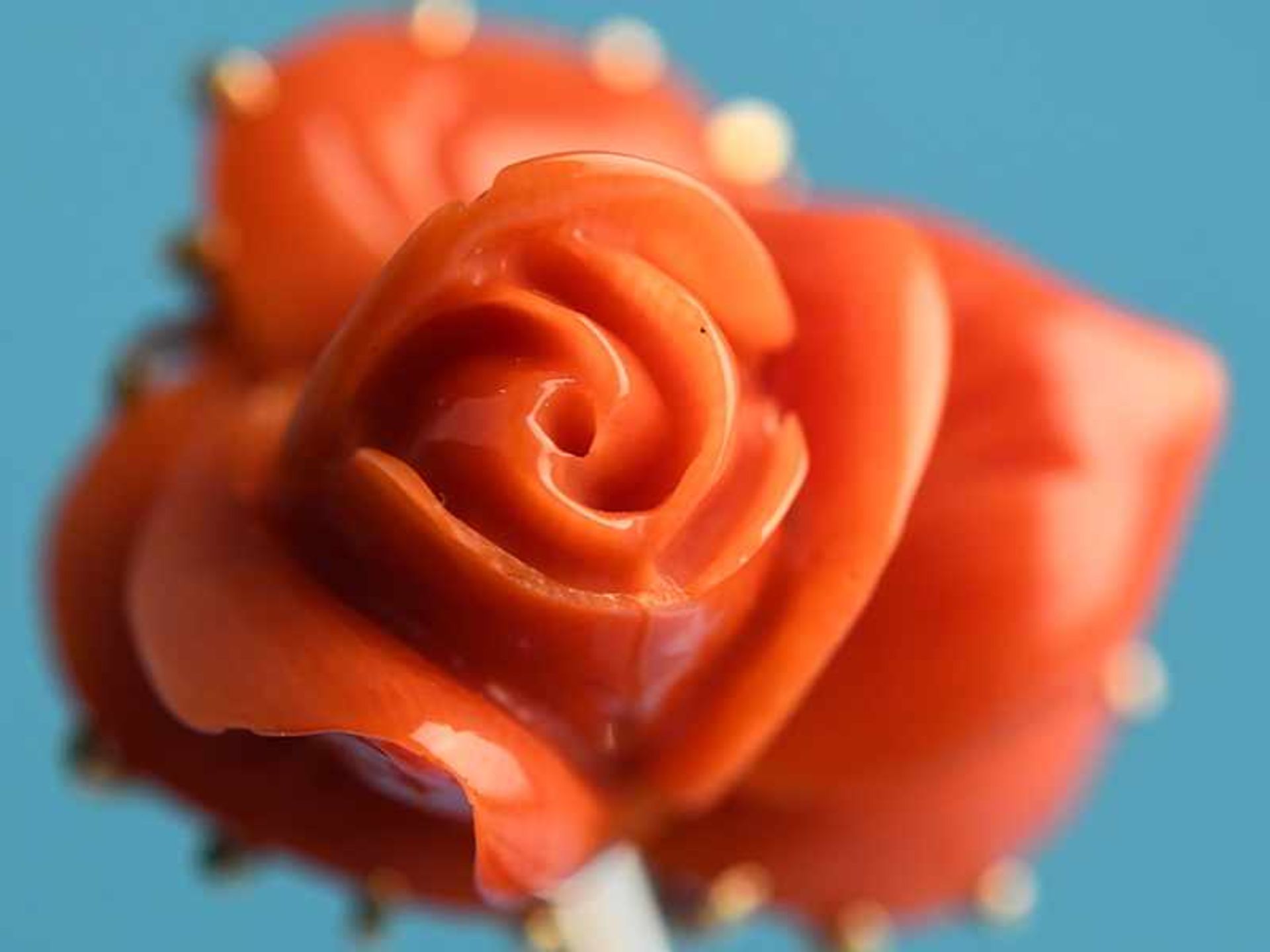 Ring mit geschnittener Korallen-Rosenblüte, 90-er Jahre. 585/- Gelbgold. Gesamtgewicht 16,2 g. Hohe, - Image 2 of 5