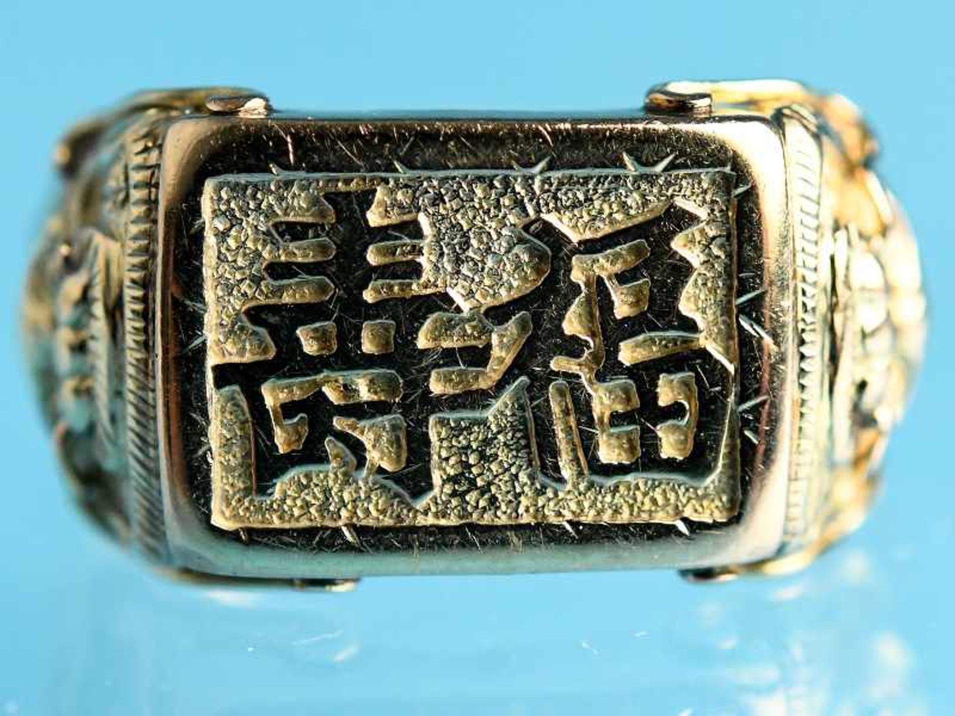 Ring mit asiatischen Motiven, Asien, 21. Jh. 585/- Gelbgold. Gesamtgewicht ca. 7 g. Rechteckiges