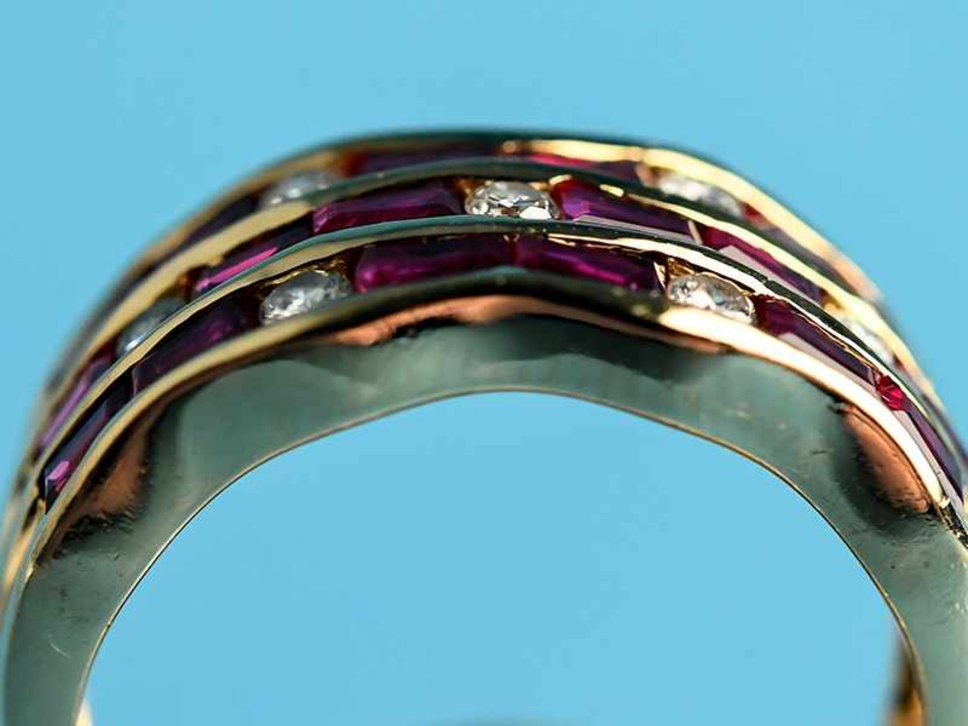 Ring mit Rubin-Carrées und 7 Brillanten, zusammen ca. 0,07 ct, 21. Jh. 750/- Gelbgold. Gesamtgewicht - Image 3 of 4