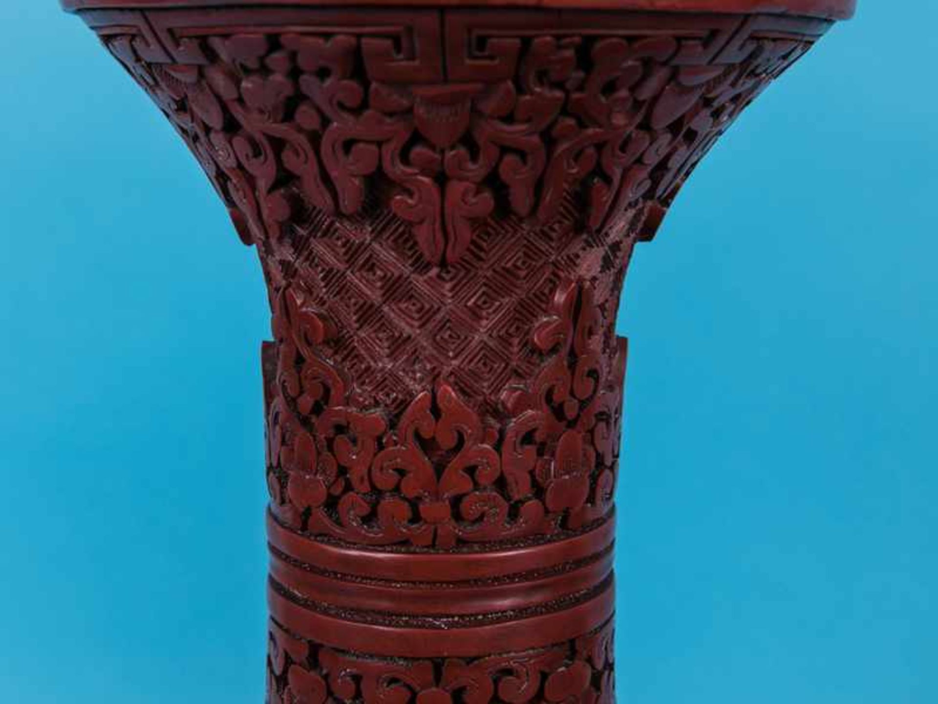 2 große Rotlack-Vasen; China; 1. Hälfte 20. Jh. Chinesische Lackschnitzerei; Vasenkörper mit - Bild 11 aus 12
