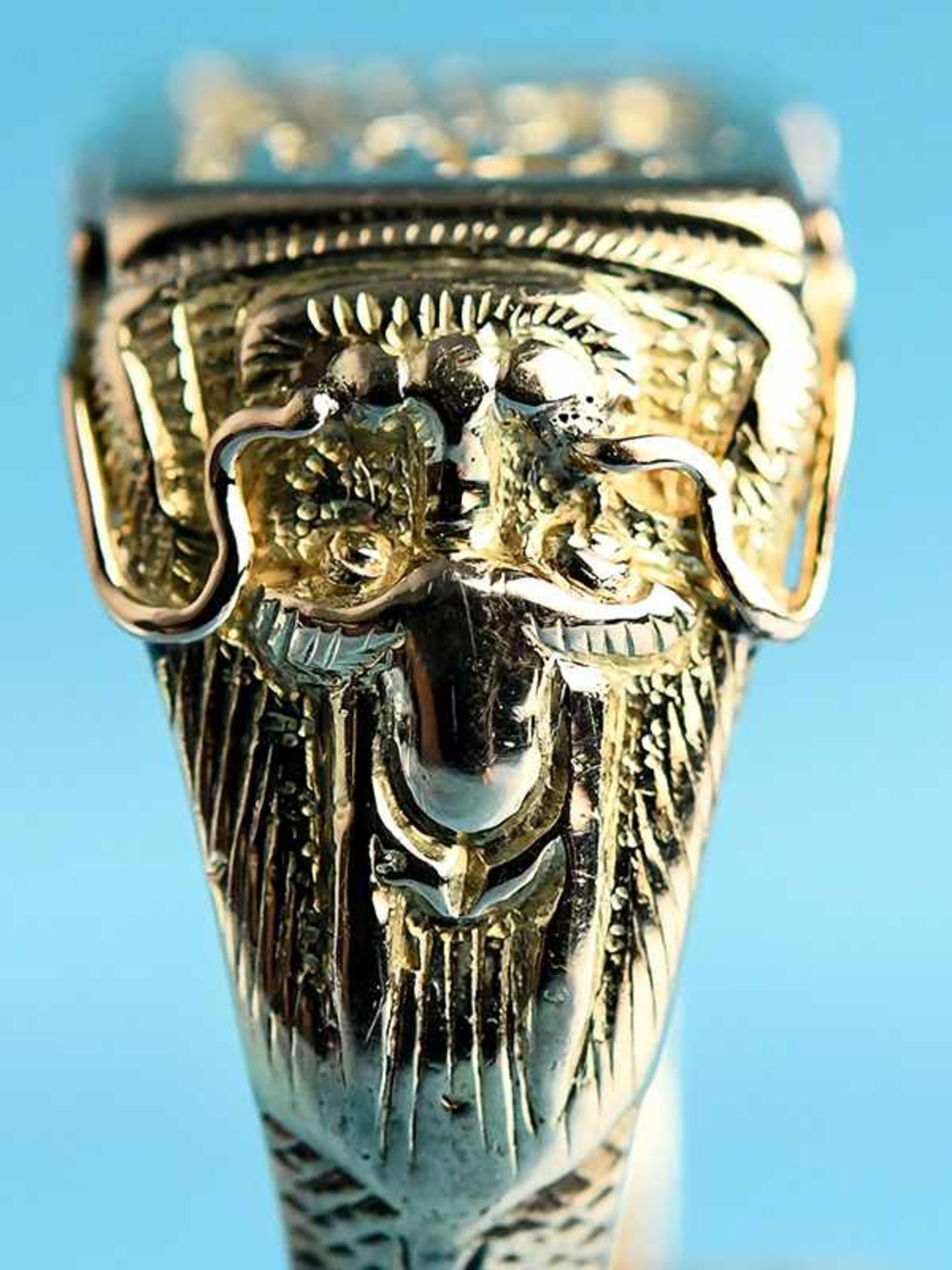 Ring mit asiatischen Motiven, Asien, 21. Jh. 585/- Gelbgold. Gesamtgewicht ca. 7 g. Rechteckiges - Image 2 of 6