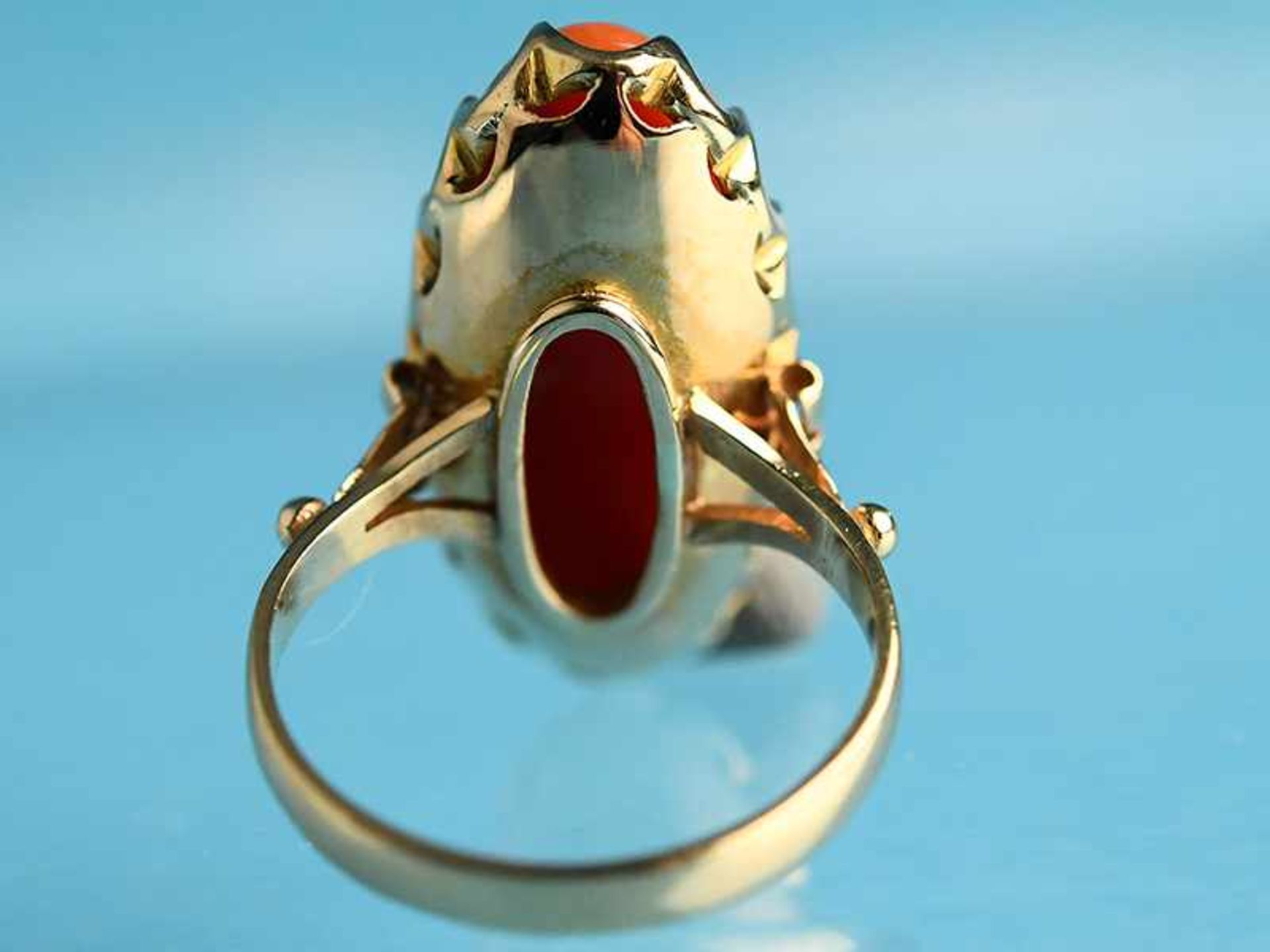 Ring mit Korallen-Cabochon, 70-er Jahre. 750/- Gelbgold. Gesamtgewicht ca. 4,4 g. Länglich, oval - Image 4 of 4