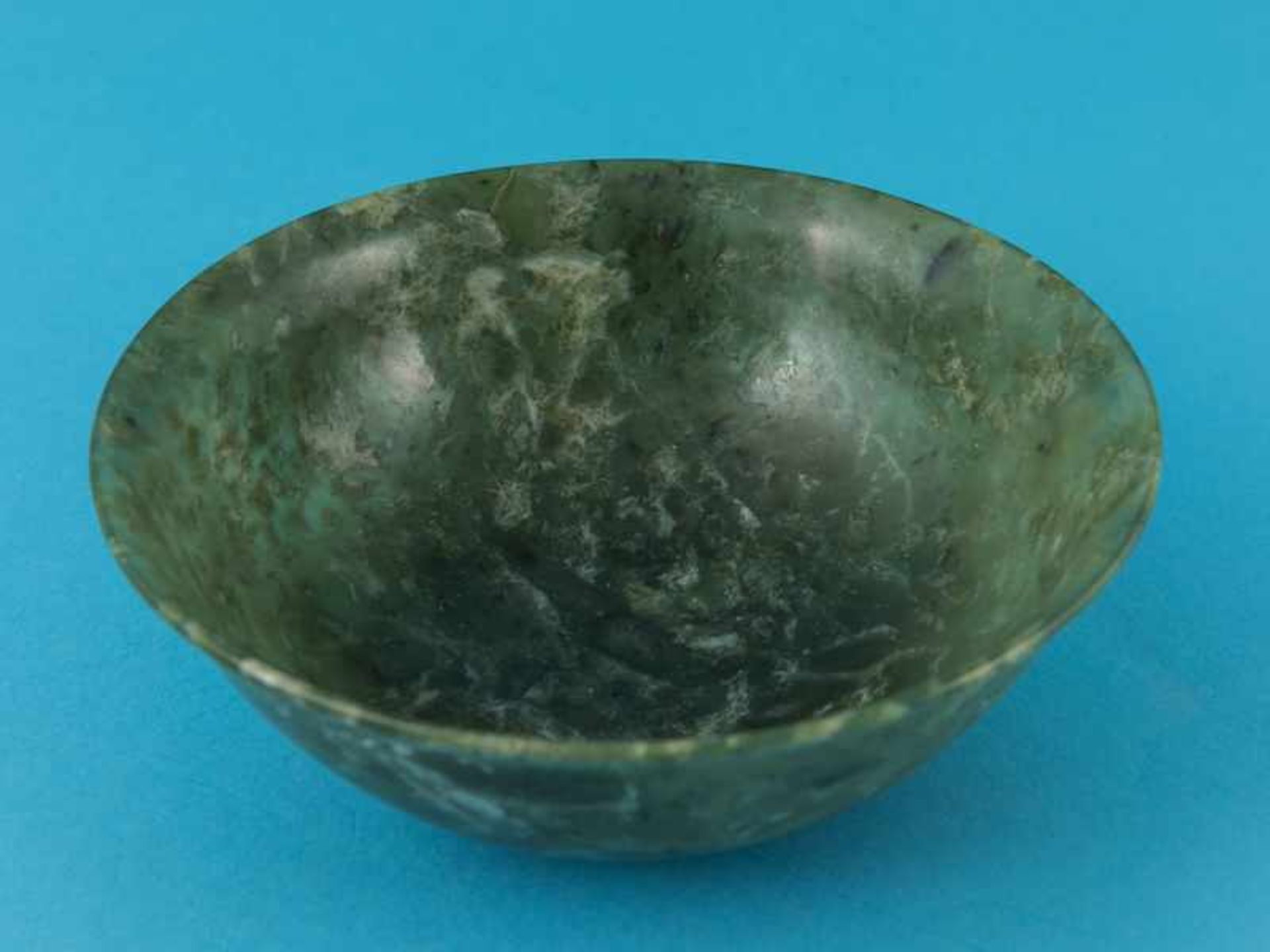 Jade-Rundschale, asiatisch, wohl 18./ 19. Jh. Jade in grün variierter, teils weißlich opak, - Bild 5 aus 7