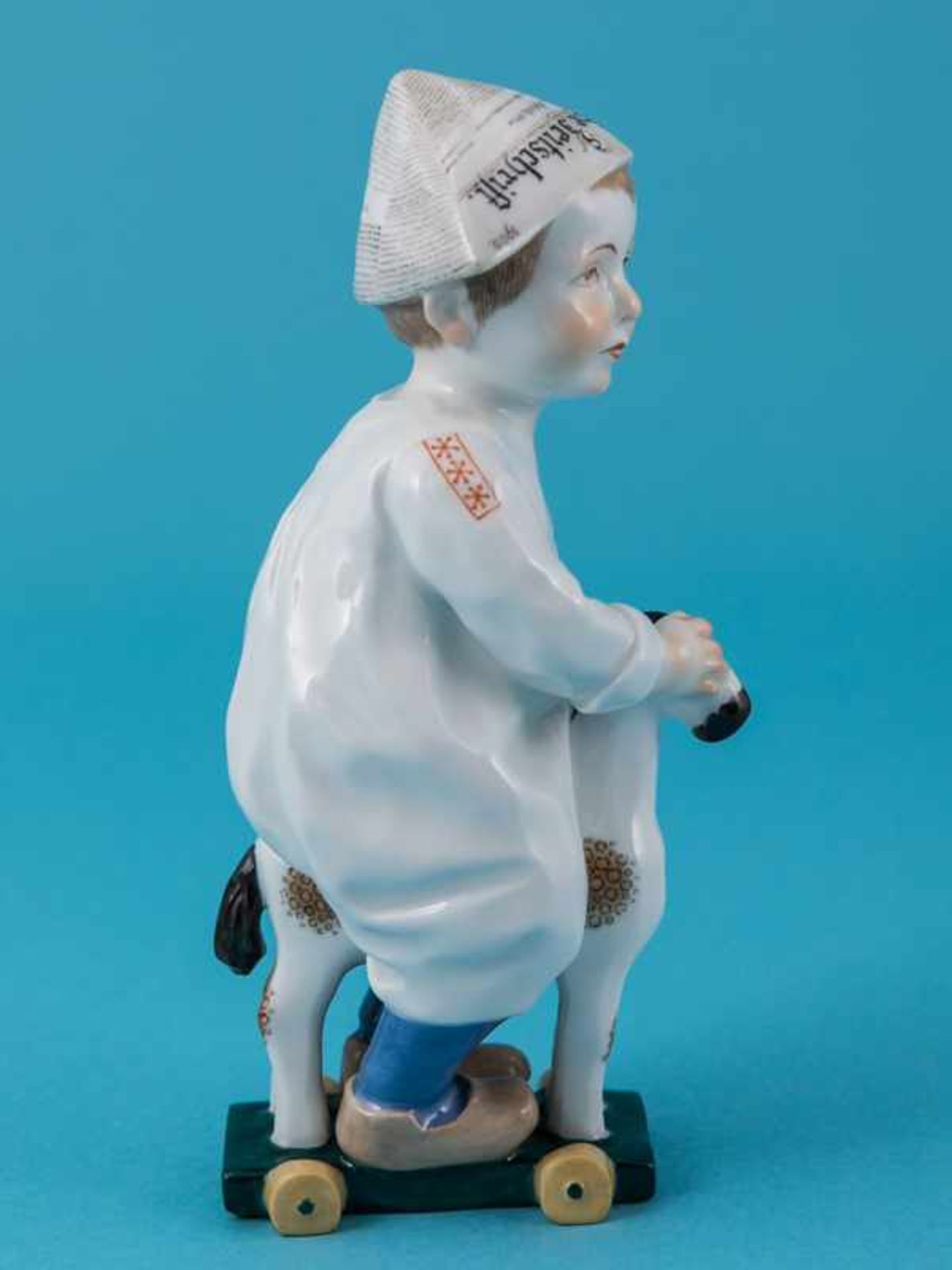 Figur "Kind mit Zeitungsmütze"; Entwurf: Julius Konrad Hentschel (1872 - 1907); Meissen, 1962. - Image 5 of 8