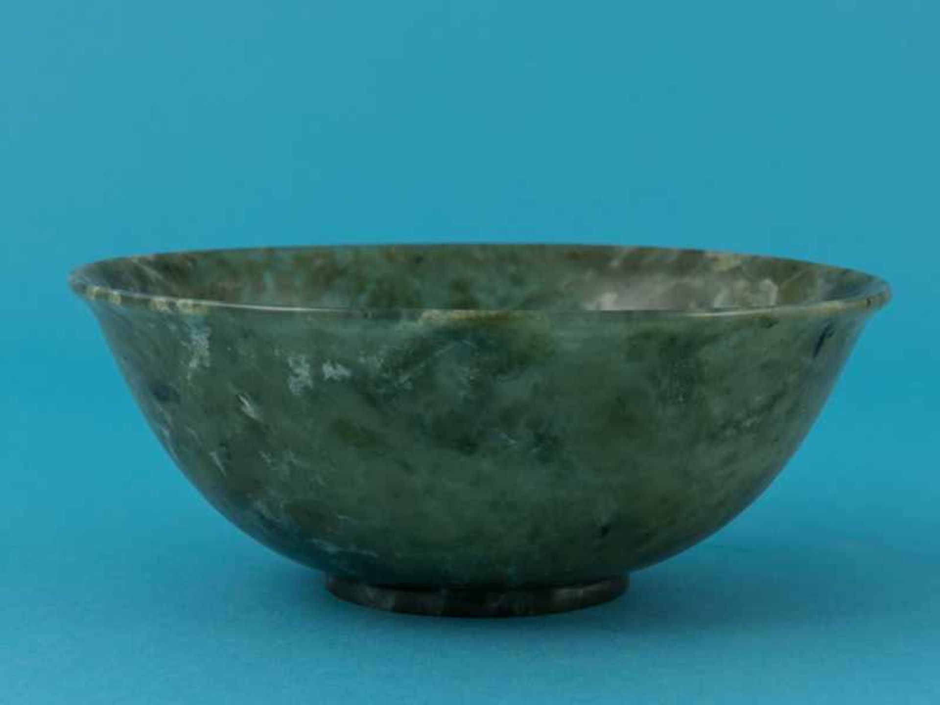 Jade-Rundschale, asiatisch, wohl 18./ 19. Jh. Jade in grün variierter, teils weißlich opak, - Bild 6 aus 7