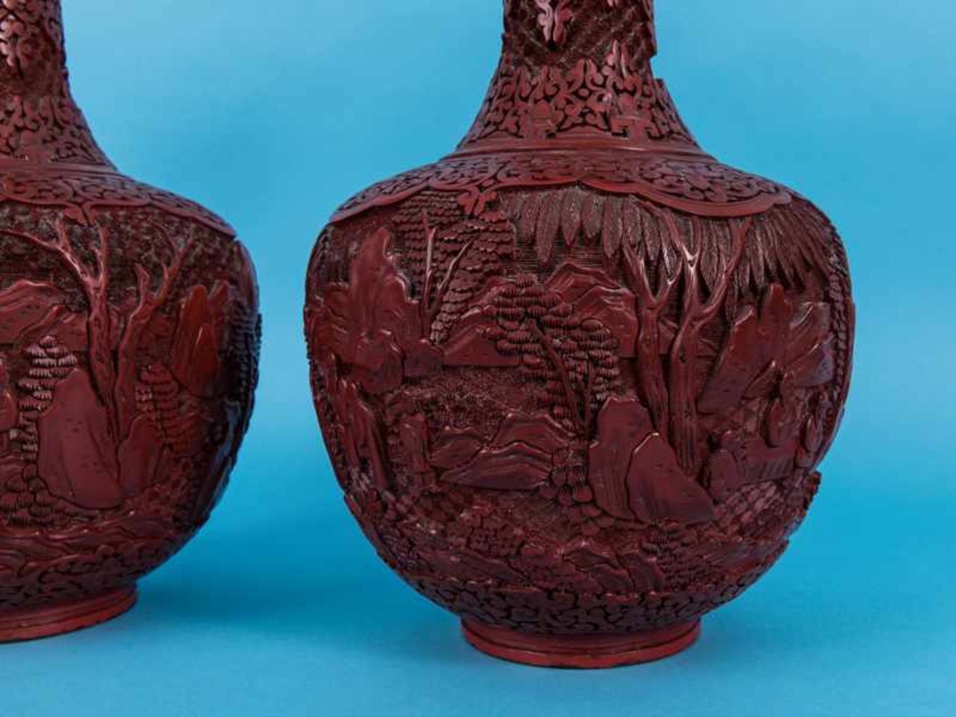 2 große Rotlack-Vasen; China; 1. Hälfte 20. Jh. Chinesische Lackschnitzerei; Vasenkörper mit - Bild 7 aus 12