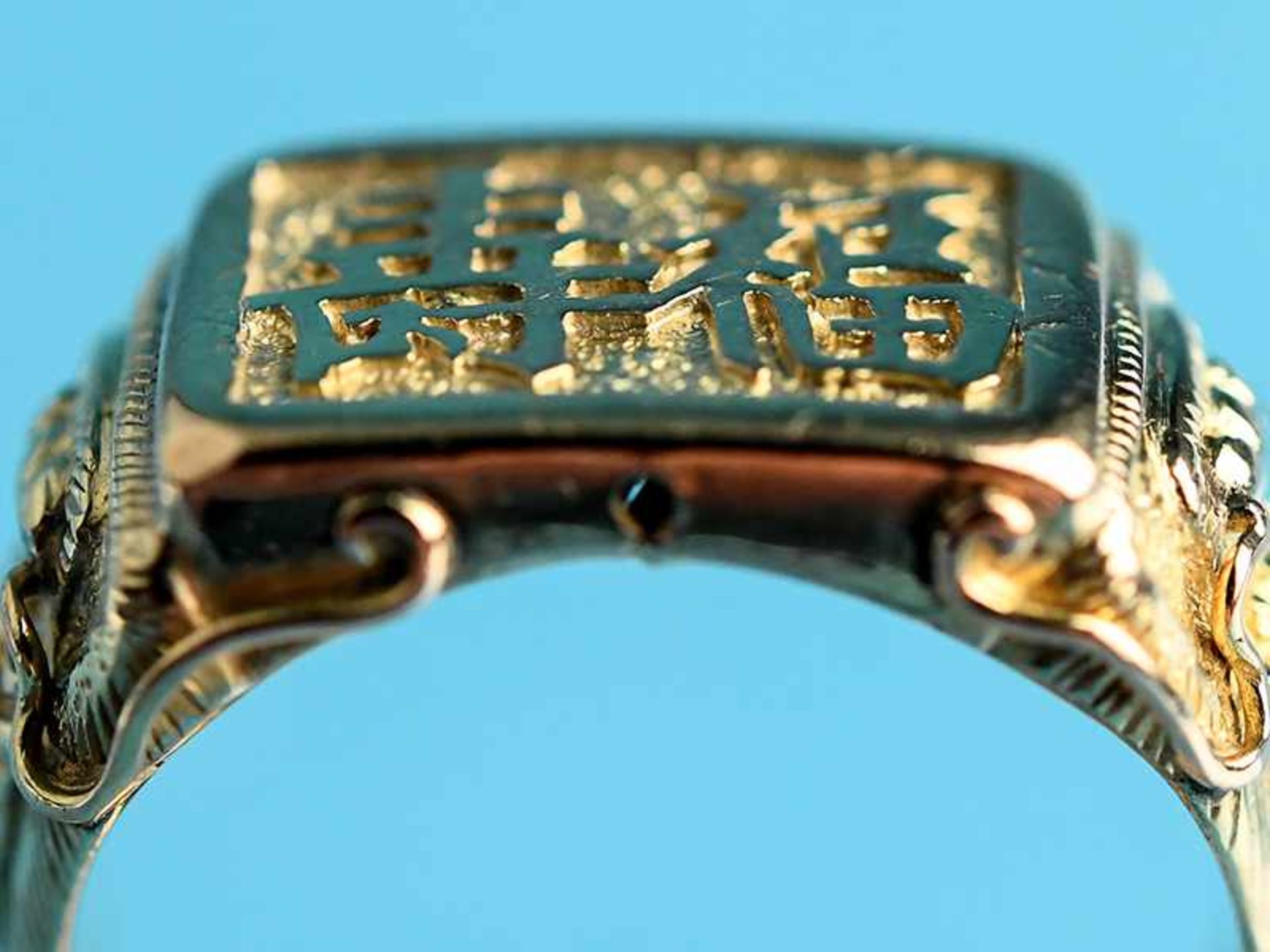 Ring mit asiatischen Motiven, Asien, 21. Jh. 585/- Gelbgold. Gesamtgewicht ca. 7 g. Rechteckiges - Image 6 of 6