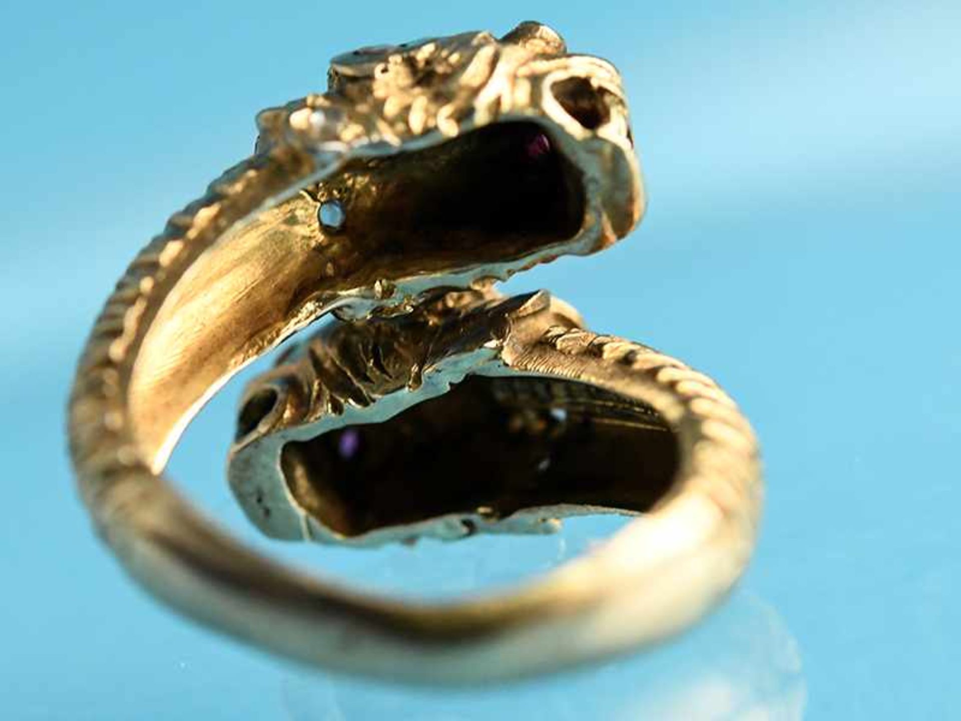 3 verschiedene Ringe in Tierform, 20. Jh. 1.) Silber vergoldet mit farblosen Farbsteinen konturiert. - Image 8 of 10